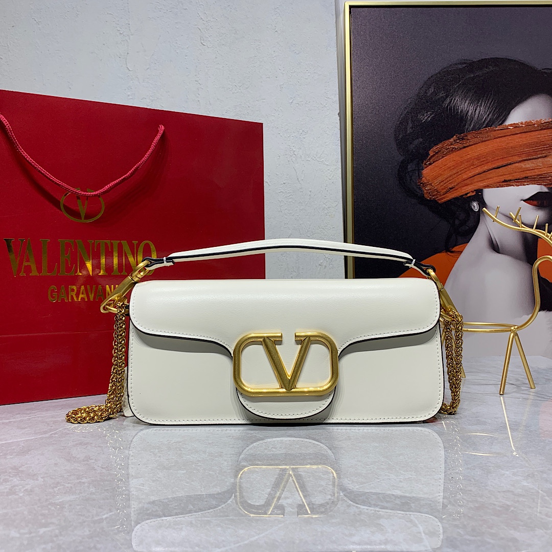 新品 Valentino2022早春系列# 经典包袋升级,占据街头焦点。 标志性铆钉点缀包身与包带,再来点新颜色瞧瞧,解 新品 Valentino2022早春系列# 经典包袋升级,占据街头焦点。 标志性铆钉点缀包身与包带,再来点新颜色瞧瞧,解