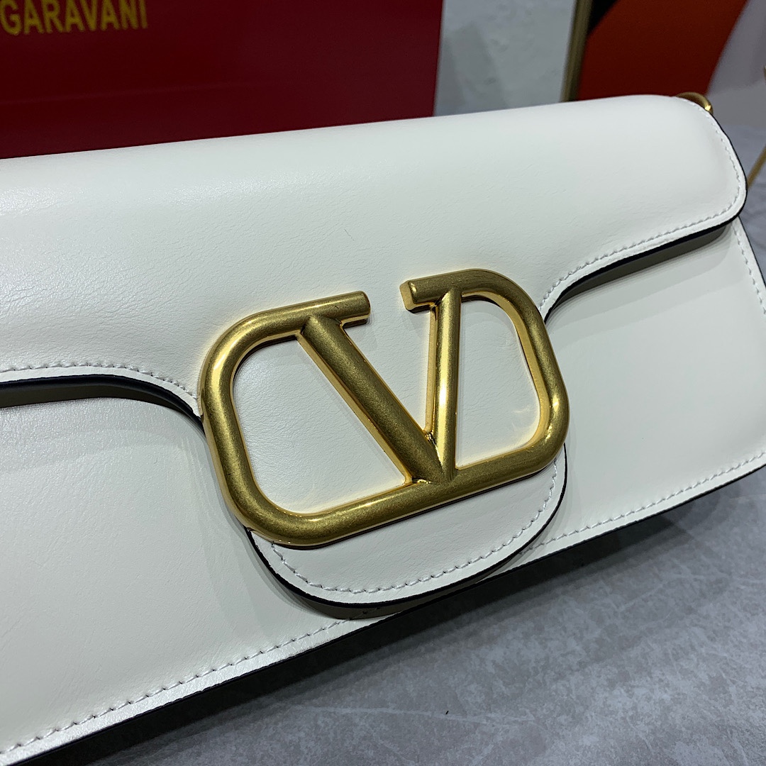 新品 Valentino2022早春系列# 经典包袋升级,占据街头焦点。 标志性铆钉点缀包身与包带,再来点新颜色瞧瞧,解 新品 Valentino2022早春系列# 经典包袋升级,占据街头焦点。 标志性铆钉点缀包身与包带,再来点新颜色瞧瞧,解