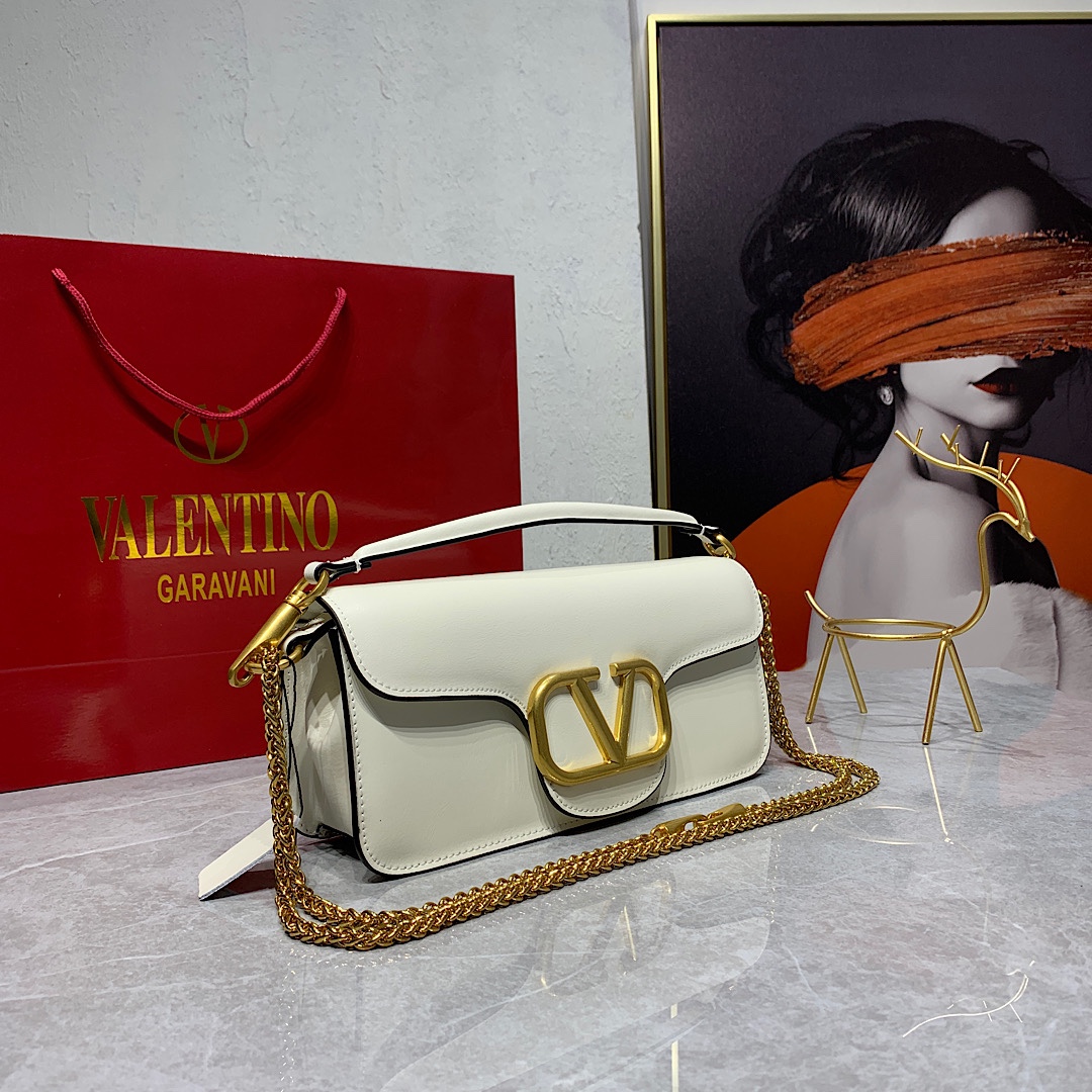 新品 Valentino2022早春系列# 经典包袋升级,占据街头焦点。 标志性铆钉点缀包身与包带,再来点新颜色瞧瞧,解 新品 Valentino2022早春系列# 经典包袋升级,占据街头焦点。 标志性铆钉点缀包身与包带,再来点新颜色瞧瞧,解