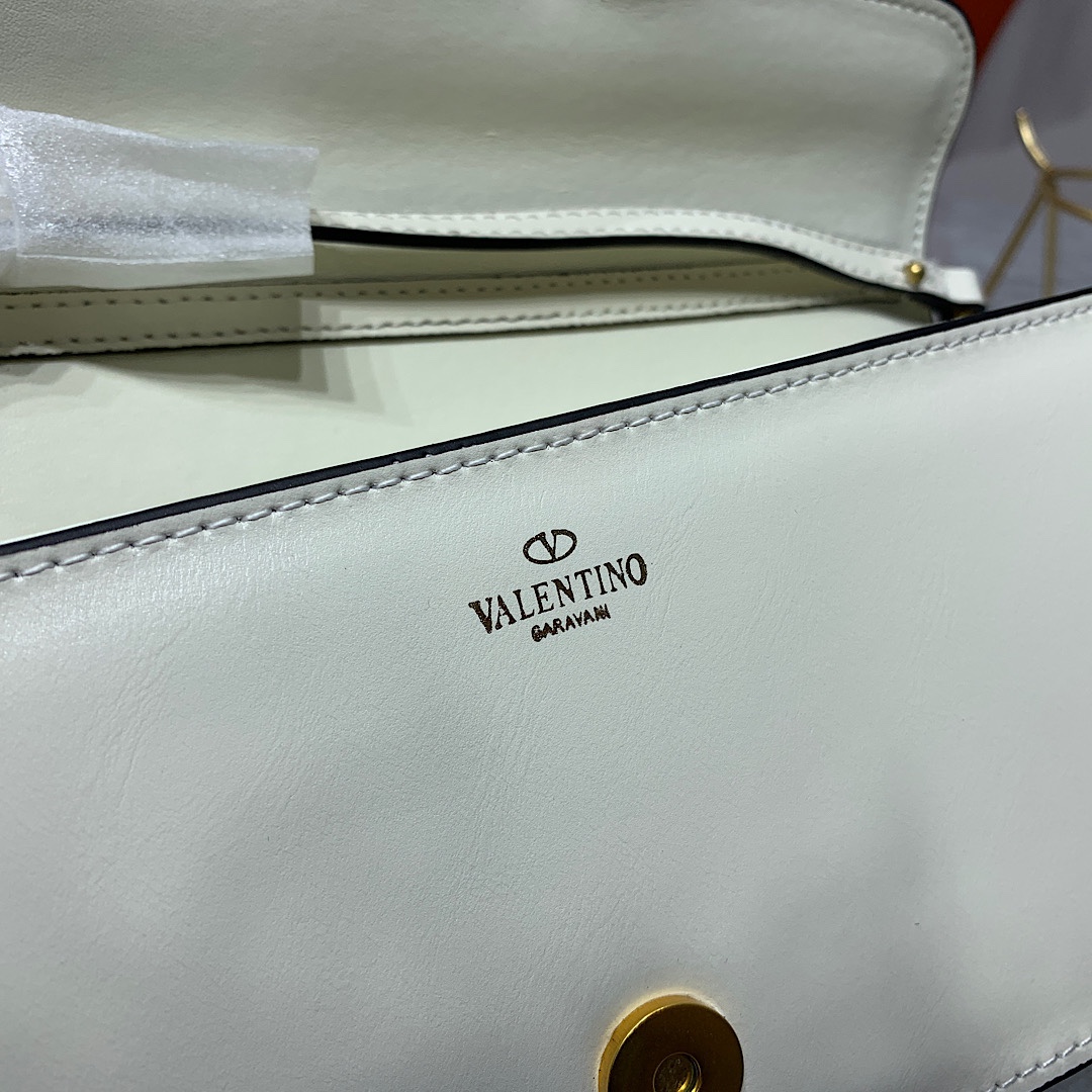 新品 Valentino2022早春系列# 经典包袋升级,占据街头焦点。 标志性铆钉点缀包身与包带,再来点新颜色瞧瞧,解 新品 Valentino2022早春系列# 经典包袋升级,占据街头焦点。 标志性铆钉点缀包身与包带,再来点新颜色瞧瞧,解