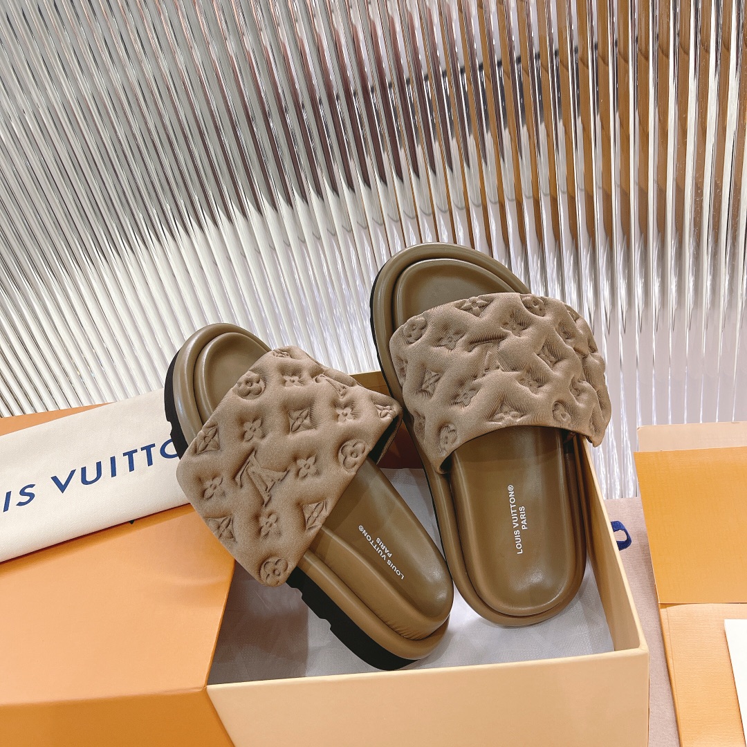 .Las sandalias planas Pool Pillow Comfort de LV están confeccionadas con tejidos técnicos y reinterp