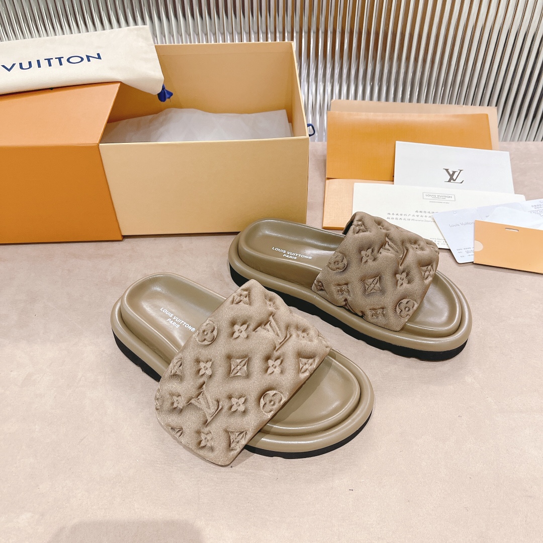 .Las sandalias planas Pool Pillow Comfort de LV están confeccionadas con tejidos técnicos y reinterp