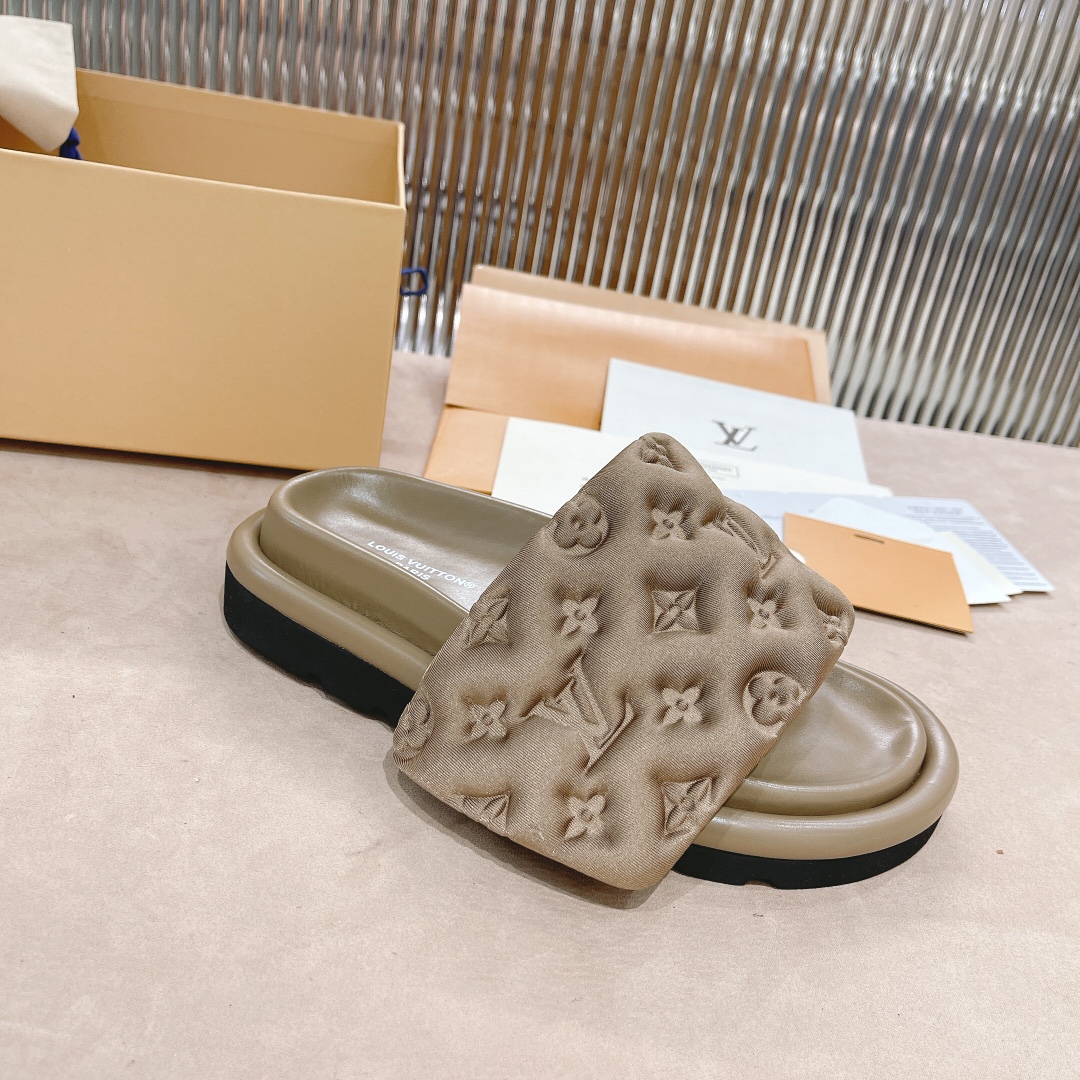 .Las sandalias planas Pool Pillow Comfort de LV están confeccionadas con tejidos técnicos y reinterp