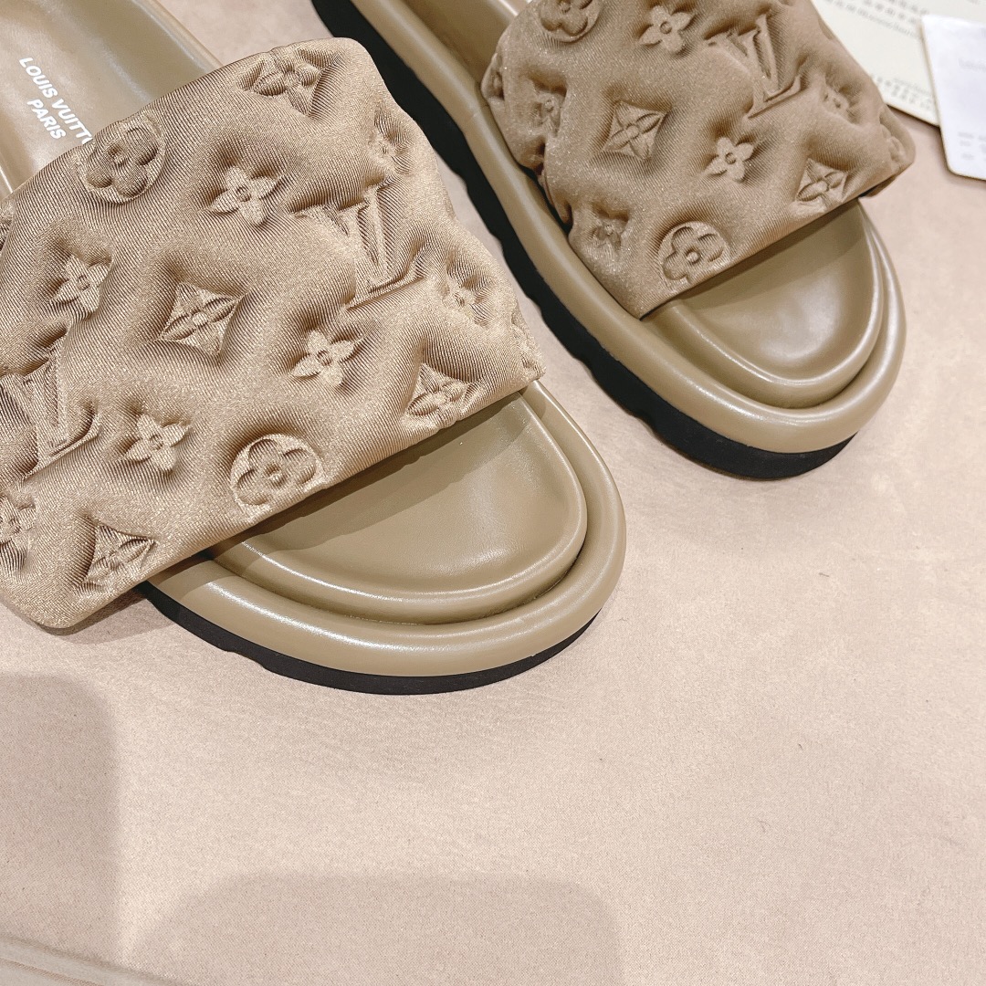 .Las sandalias planas Pool Pillow Comfort de LV están confeccionadas con tejidos técnicos y reinterp