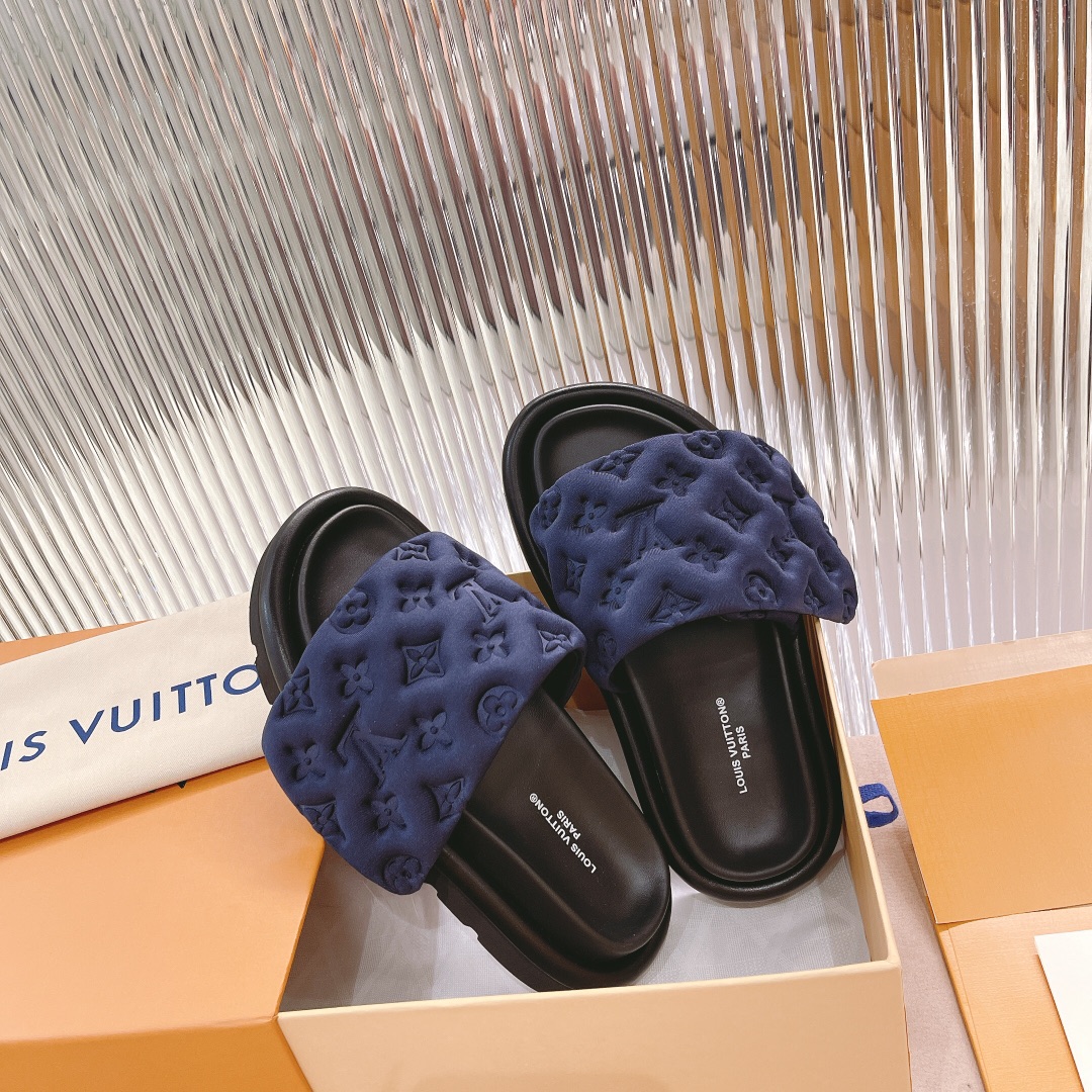 .Las sandalias planas Pool Pillow Comfort de LV están confeccionadas con tejidos técnicos y reinterp