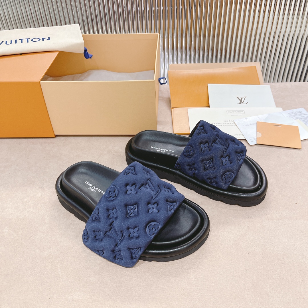 .Las sandalias planas Pool Pillow Comfort de LV están confeccionadas con tejidos técnicos y reinterp