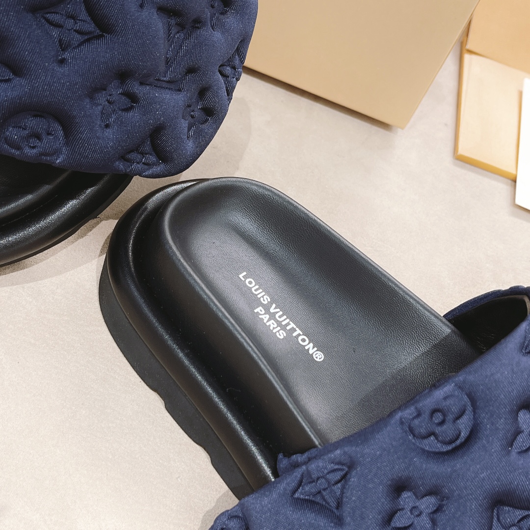 .Las sandalias planas Pool Pillow Comfort de LV están confeccionadas con tejidos técnicos y reinterp