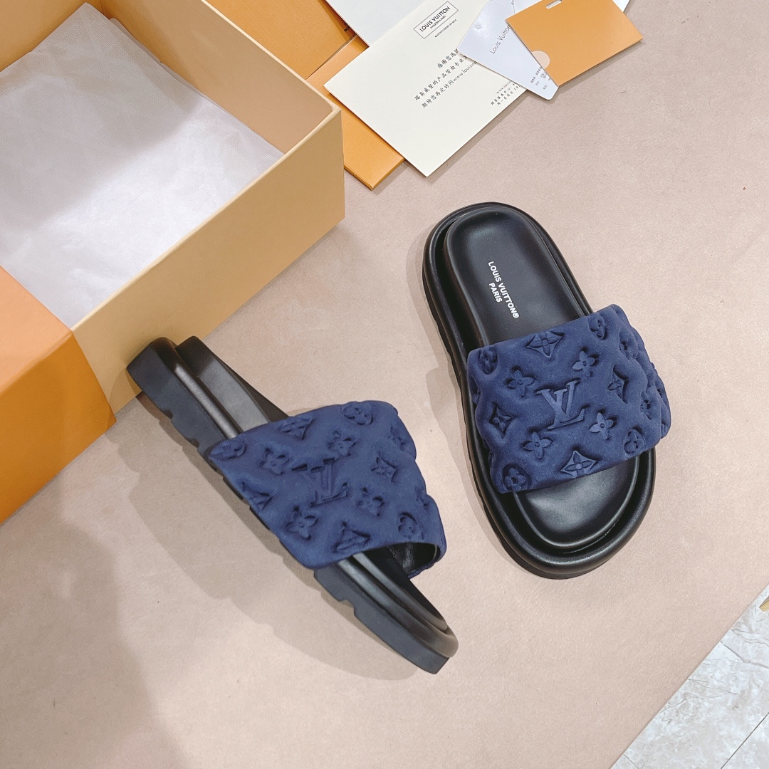 .Las sandalias planas Pool Pillow Comfort de LV están confeccionadas con tejidos técnicos y reinterp