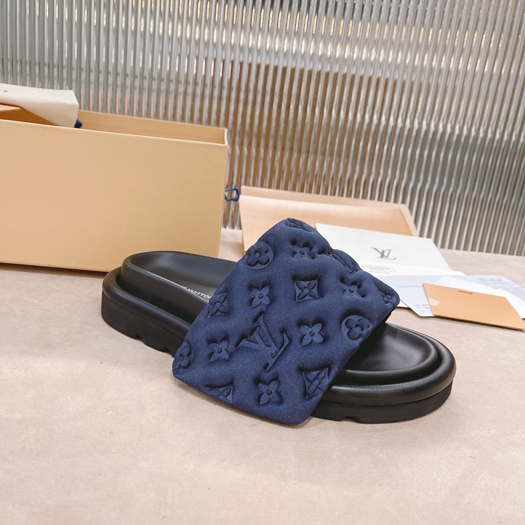 .Las sandalias planas Pool Pillow Comfort de LV están confeccionadas con tejidos técnicos y reinterp