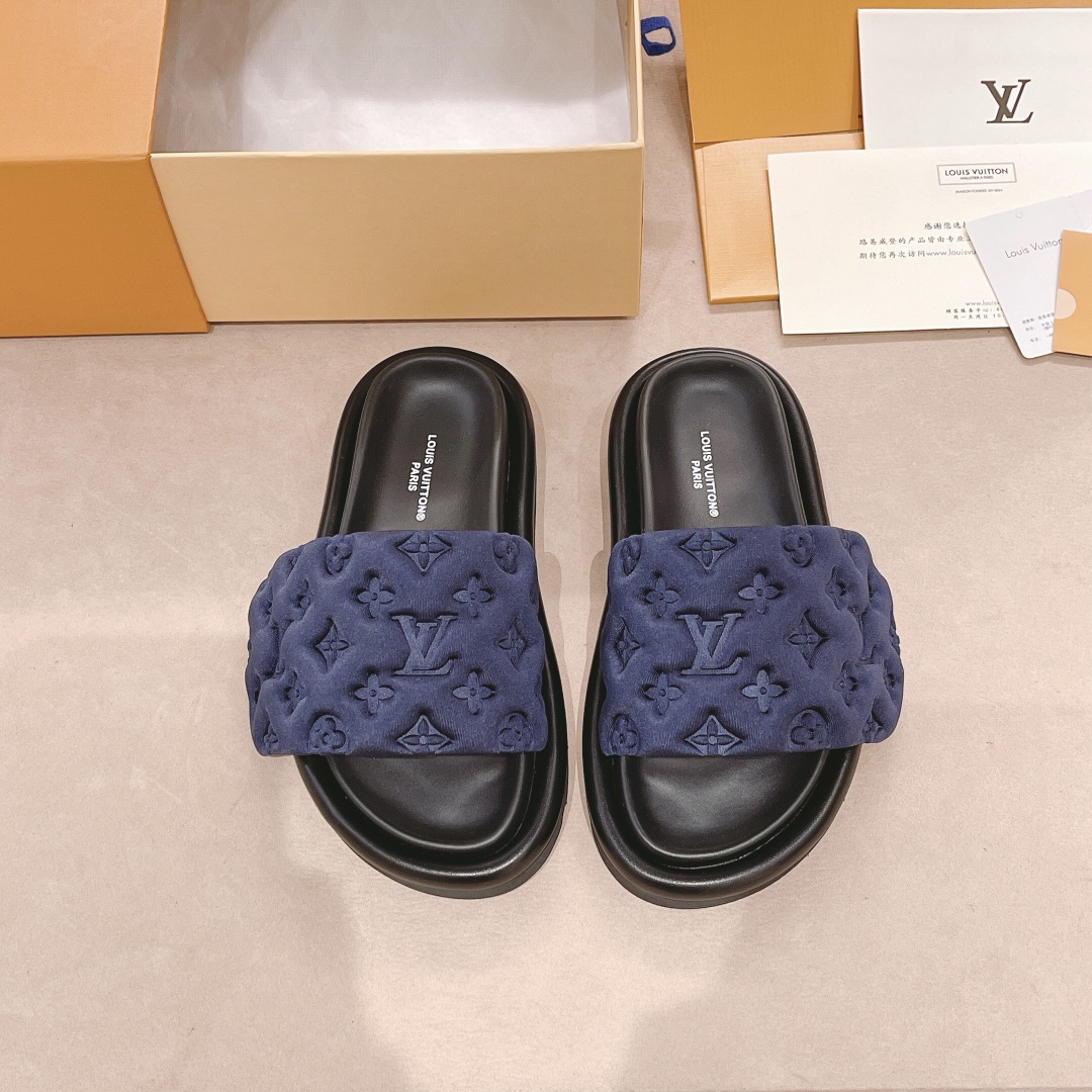 .Las sandalias planas Pool Pillow Comfort de LV están confeccionadas con tejidos técnicos y reinterp