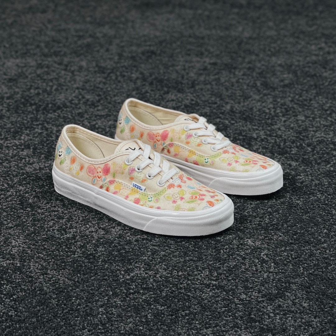 99 70Vans「年代感少女风」火爆来袭Sandy Liang x Vans Authentic 44 DX时尚休闲板鞋 太春天了没有女孩子能拒绝 超嫩的Vans X Sandy Liang 联名 仙女必备单品 这次联名里面的Authentic则一粉嫩的蛋壳色调为基底，鞋舌上以黑色线条刺绣出代表 Sandy Liang 的 “SL” 字样，鞋身用儿童蜡笔画的简单笔触绘制出一个个“笑脸”“花瓣”“蝴蝶 ”