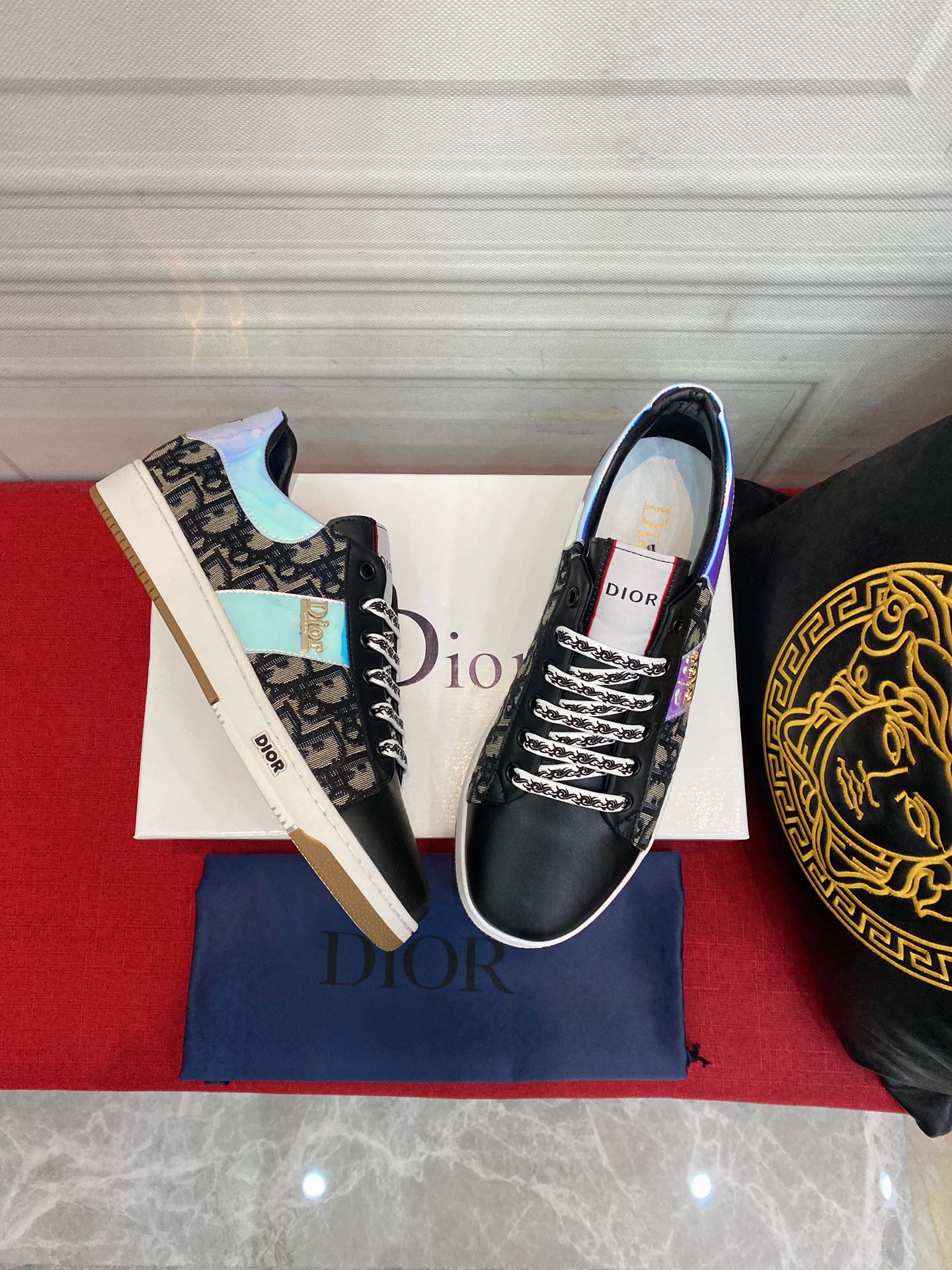 I0 迪奥 最 2022精心打造，引爆全场不断创新的国际品牌 此款男士休闲鞋，原版版本，专柜一比一牛皮材质，皮垫脚橡胶防滑大底，透气舒适以质量说话勇颜色：黑色 白色可选