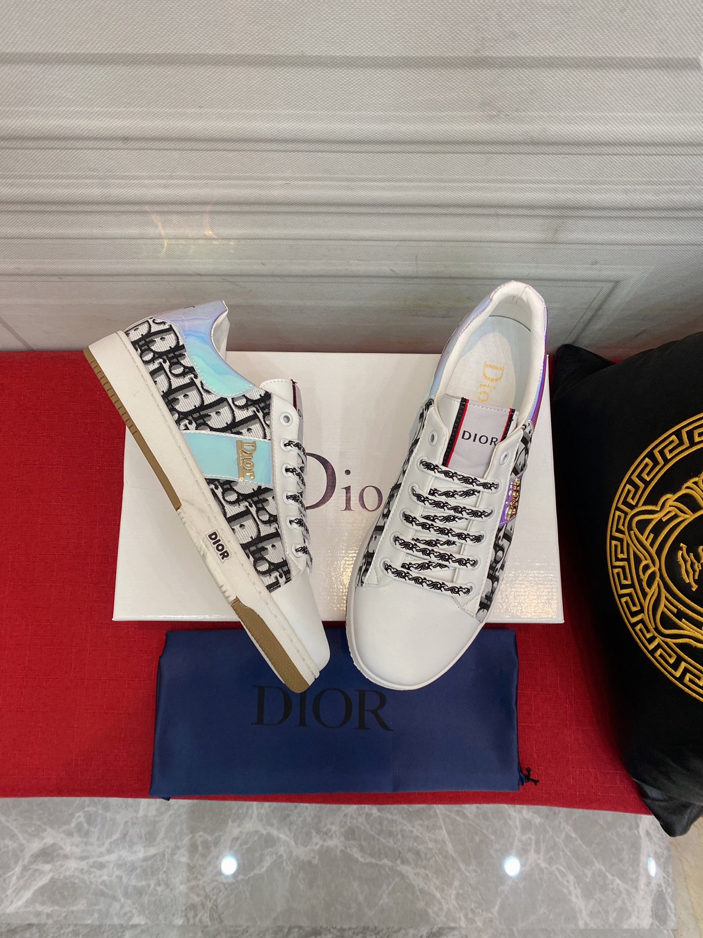 I0 迪奥 最 2022精心打造，引爆全场不断创新的国际品牌 此款男士休闲鞋，原版版本，专柜一比一牛皮材质，皮垫脚橡胶防滑大底，透气舒适以质量说话勇颜色：黑色 白色可选