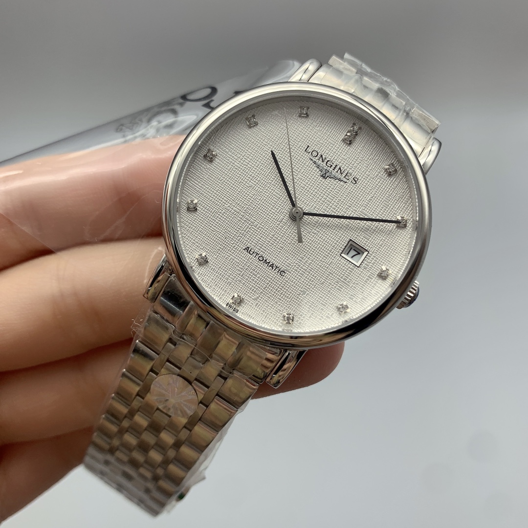 P450
【简洁干练 优雅随性】——2024爆款来袭🔥🔥博雅系列男士西铁城机械腕表 
【机芯】 全新日本原装西铁城8215机芯 动力储备强劲，同级唯一极致发挥原装 
【表壳】316精钢表壳 顶级拉丝纹理清晰细腻，搭配仿机、高端具备的防刮蓝宝石玻璃镜面 
【表带】独家订制原版小牛皮表带或316精钢表链配原装同步三折式表扣