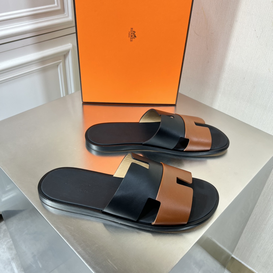 Hermès 夏季新品••【HERMÈS】爱马仕 • H拖～高端男士 凉鞋•沙滩鞋 拖鞋～ 同步～ 代购货 进口鞋面 牛皮内里 牛皮垫脚 真皮大底