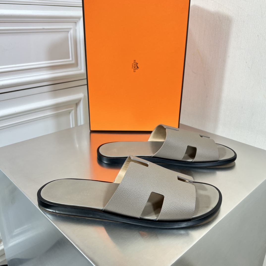Hermès 夏季新品••【HERMÈS】爱马仕 • H拖～高端男士 凉鞋•沙滩鞋 拖鞋～ 同步～ 代购货 进口鞋面 牛皮内里 牛皮垫脚 真皮大底