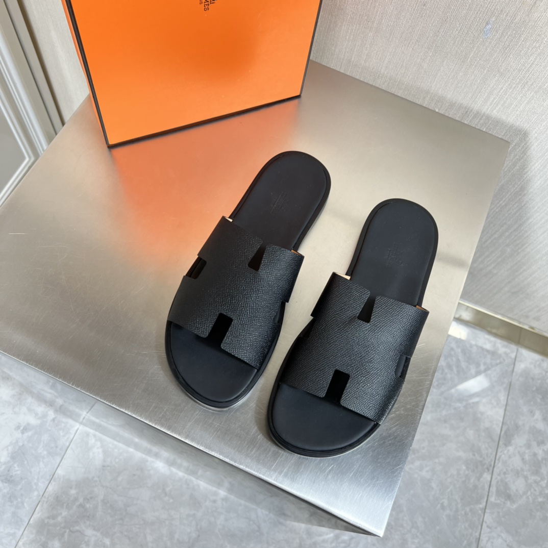 Hermès 夏季新品••【HERMÈS】爱马仕 • H拖～高端男士 凉鞋•沙滩鞋 拖鞋～ 同步～ 代购货 进口鞋面 牛皮内里 牛皮垫脚 真皮大底
