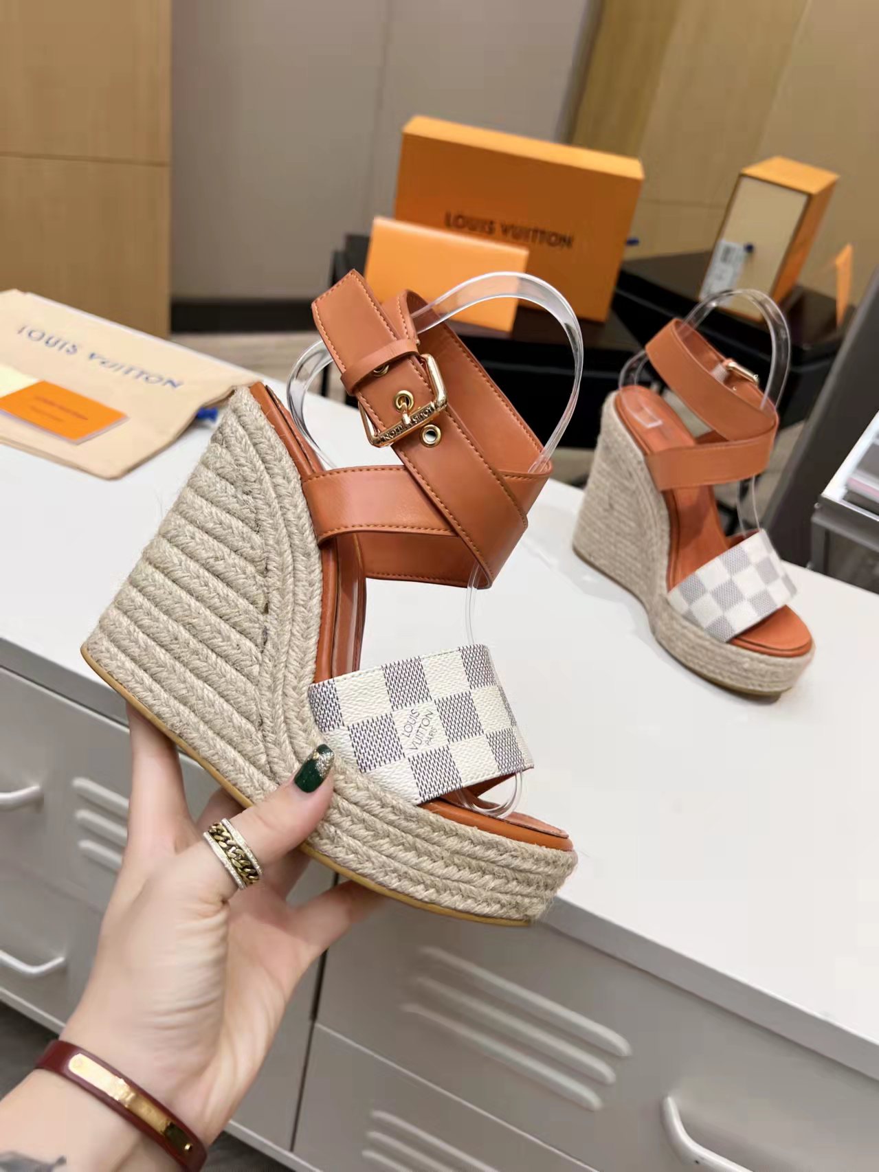 NO:231750,2025 LV wedge rope edited sandals. Fabric cowhide and denim, inner footbed sheepskin, wedge height is about 13 cm, with 3.5 cm waterproof platform. Color. Black. Yellow color number 35/42 |, sandals, louis vuitton, sandals, cowhide, sheepskin198609092025 LV坡跟麻绳编辑凉鞋.面料牛皮加牛仔布,内里垫脚羊皮 ,坡跟高约 13 厘米,带 3.5 厘米防水台 颜色.黑色.土黄色码数35/42 ｜,凉鞋,louis vuitton,sandals,cowhide,sheepskin,Women's Shoes