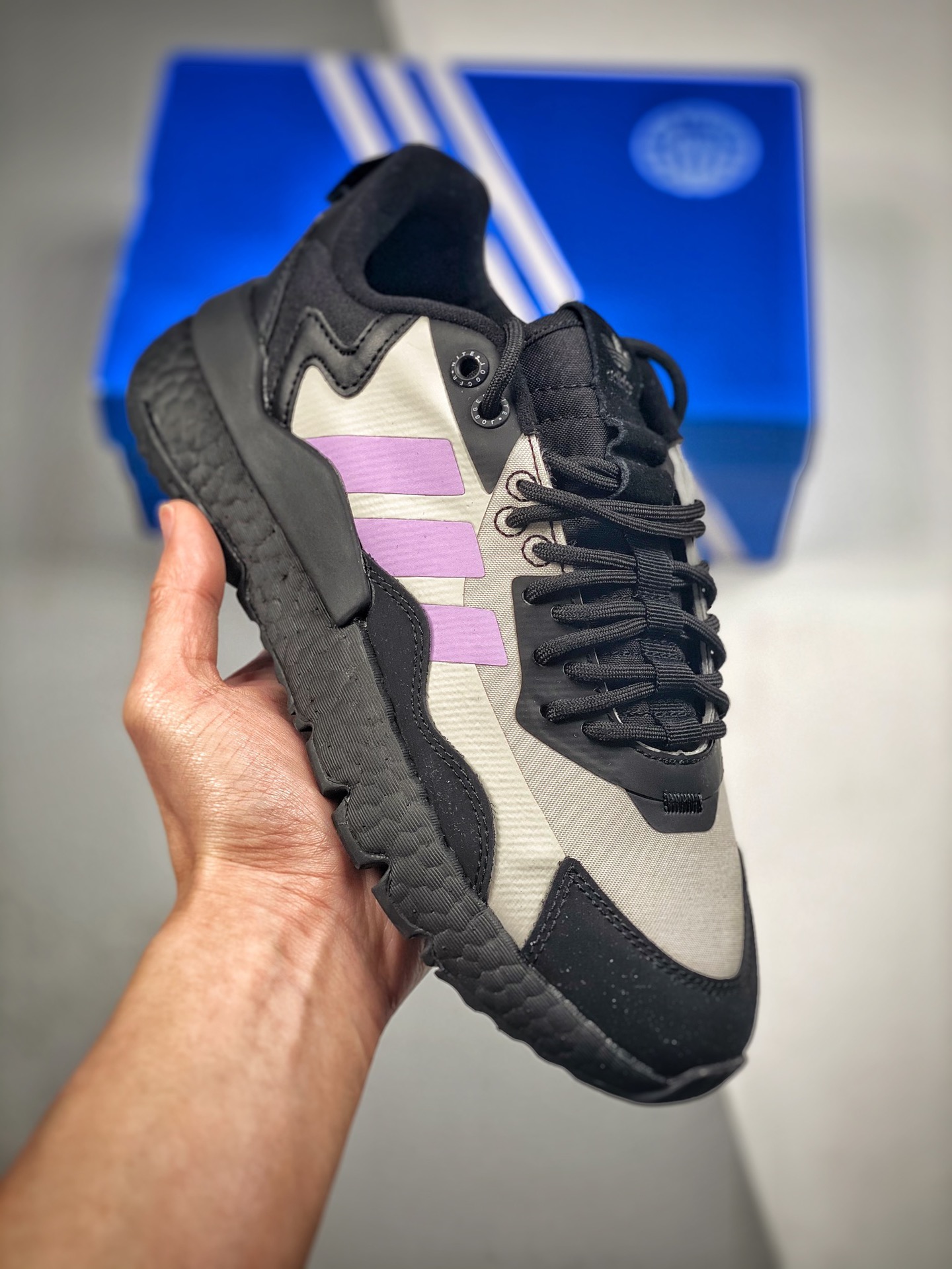 推手2 Adidas/Adidas Nite Jogger 三叶草 夜行者 复古跑鞋原厂材料 原厂大底 私家独模 网布搭配头层皮拼接打造鞋面 极具复古风格鞋头及鞋跟点缀3M反光设计极为亮眼中底采用全掌 Boost 科技，厚度相当可观，脚感…