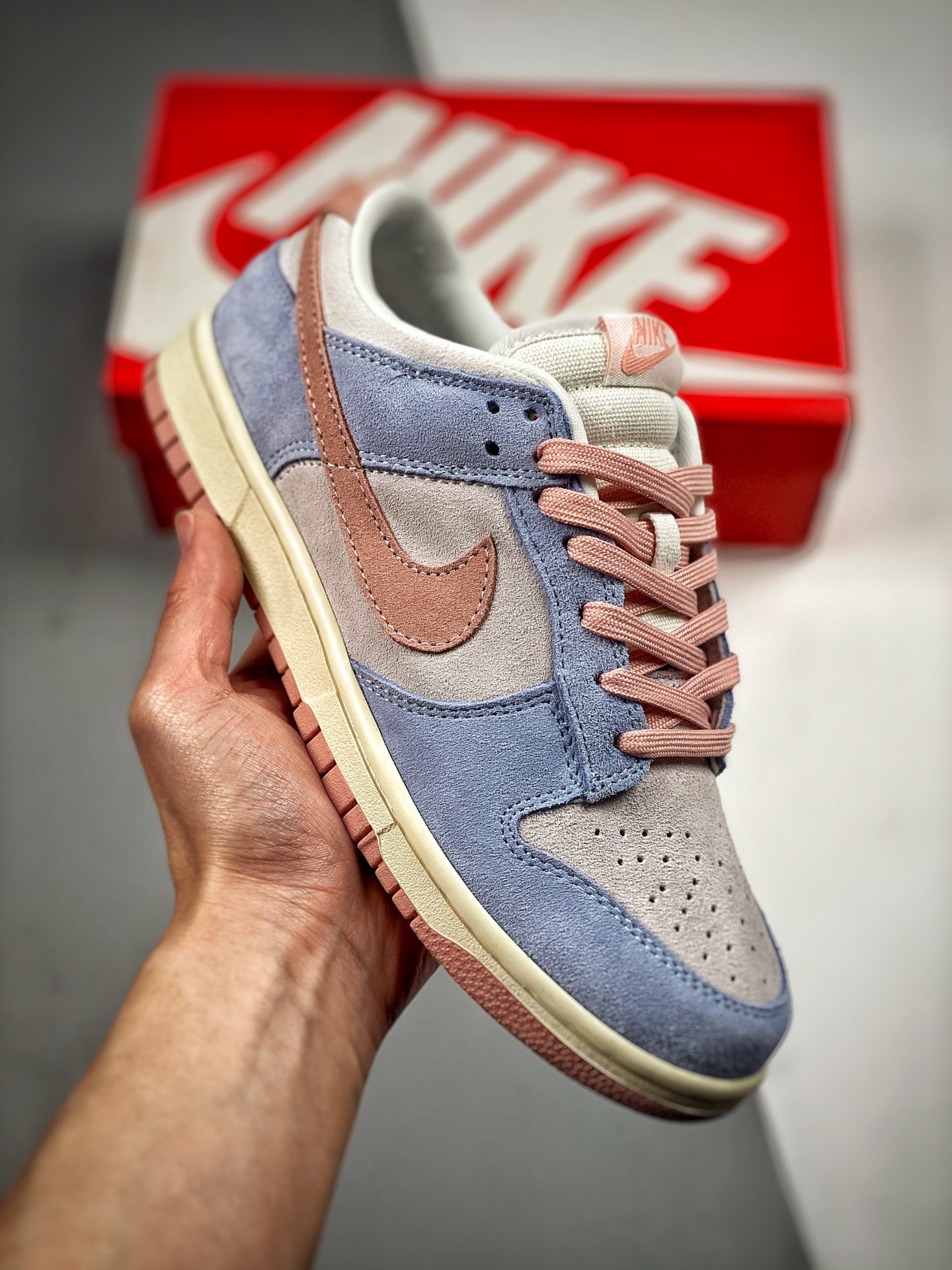 Empuje 2 Nike Dunk Low "Fossil Rose" Nike SB de caña baja, fósil rosa, gris azulado y rosa. Toda la zapatilla presenta …