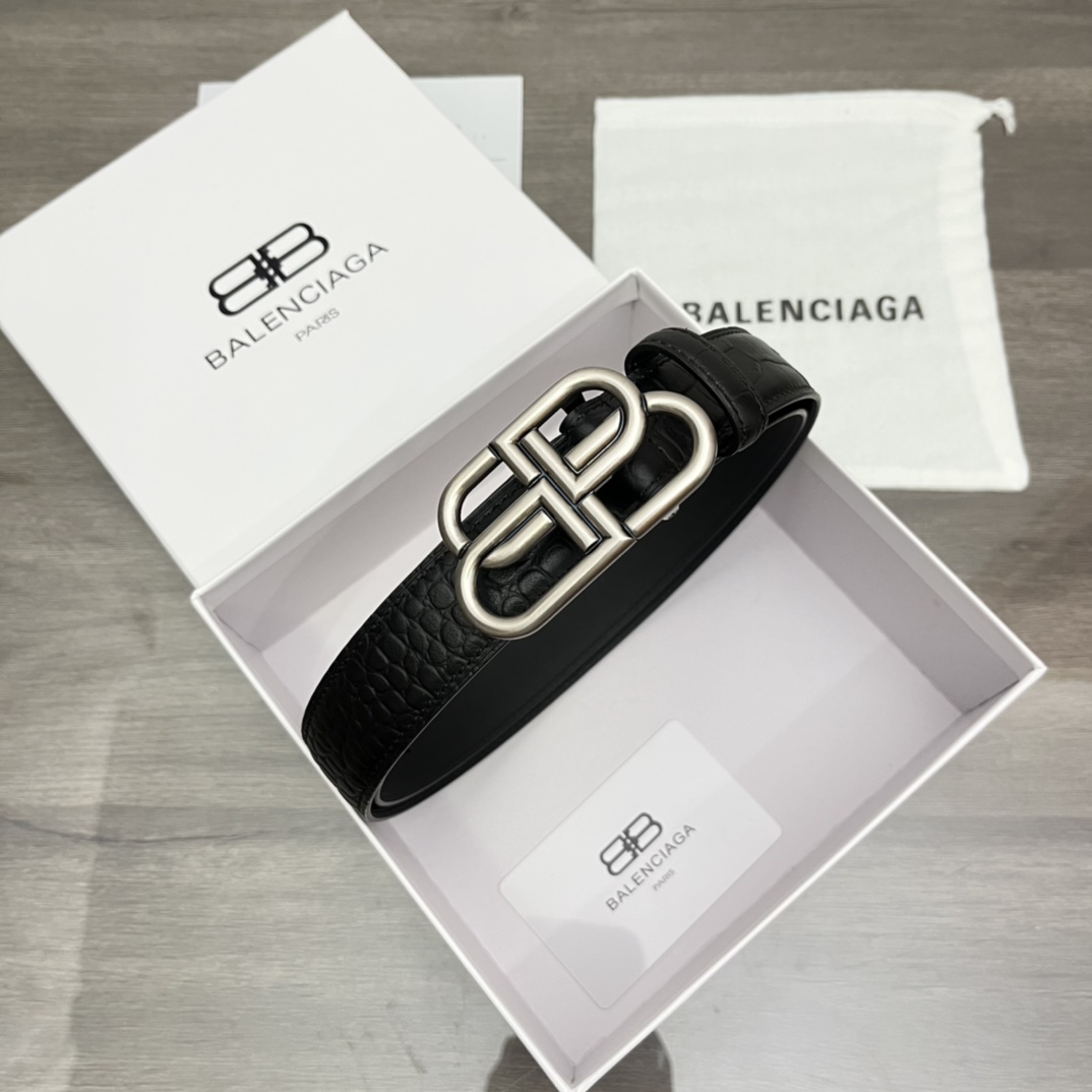 I0  Balenciaga 巴黎世家  皮带腰带：单面使用专柜质量、百分百头层牛皮、24k纯钢扣、送人自用首选、保证真皮 包装：请认准图片专柜包装、送打孔器 全套包装 宽度：3.0 4.0 长度：国标cm-cm 不可以自行裁剪长度