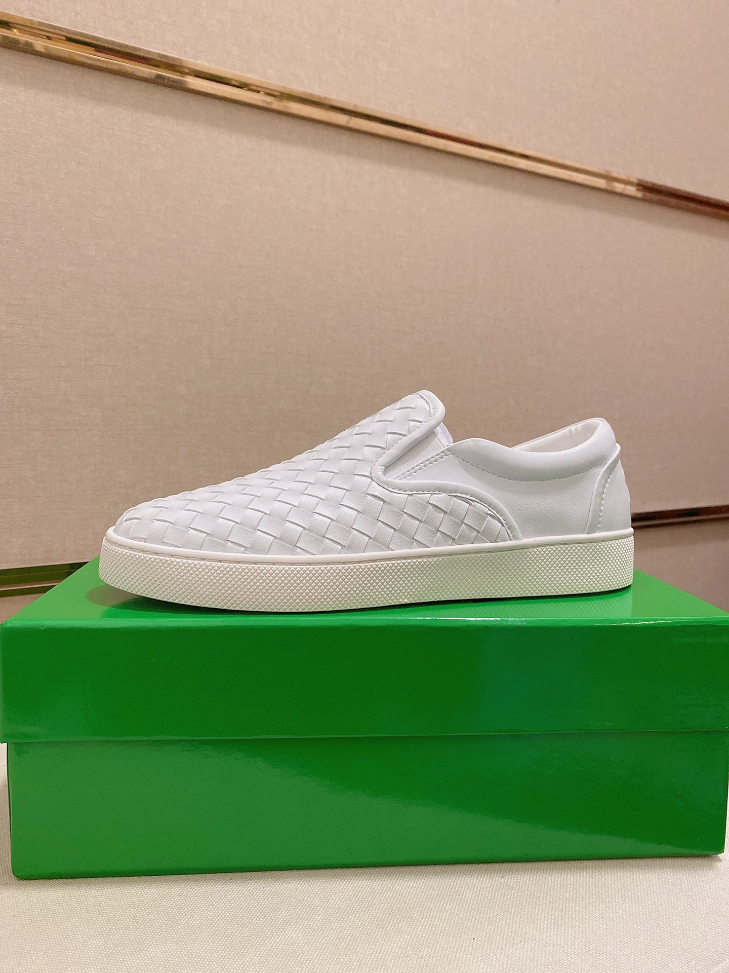 J0 牛里+牛垫Bottega Veneta 最新爆款‼️休闲男鞋 鞋面进口鹿纹头层牛皮➕全进口牛皮内里✔️做工精致、脚感极佳，特殊橡胶底✔️，炫酷时尚，最新流行、时尚大底、赶紧行动吧。