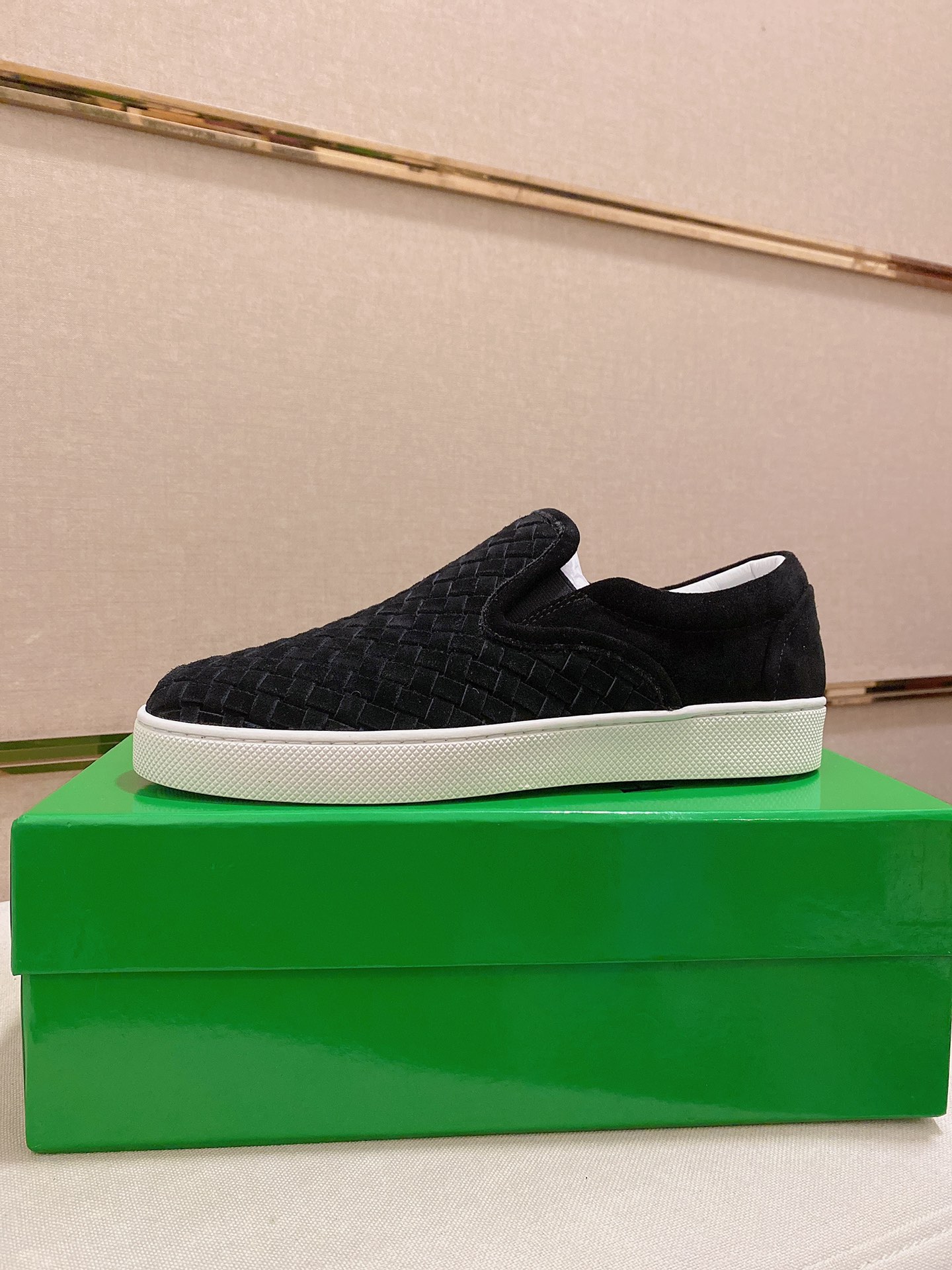 J0 牛里+牛垫Bottega Veneta 最新爆款‼️休闲男鞋 鞋面进口鹿纹头层牛皮➕全进口牛皮内里✔️做工精致、脚感极佳，特殊橡胶底✔️，炫酷时尚，最新流行、时尚大底、赶紧行动吧。