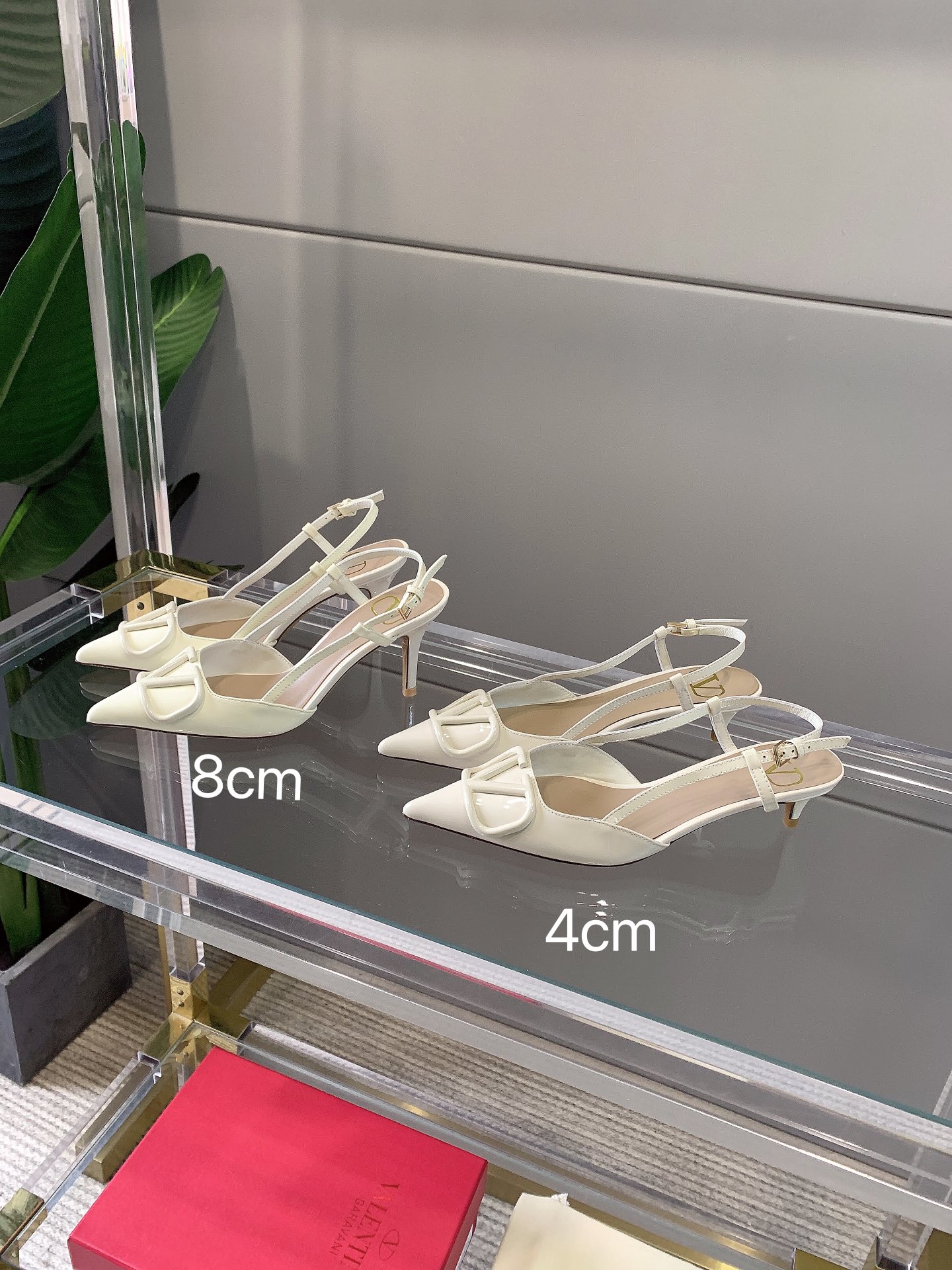 NO:468129,Sandals Single Shoes Valentin* V-button patent leather series!  Classic versatile model, original ox patent leather upper, inner foot pad top mixed-bred sheepskin Italian leather outsole Heel height 4cm/4.5cm, 8cm Size 35-39 (40 custom made), high heels sandals, valentino, sandals, high heels, sheepskin, Leather soles19860909凉鞋 单鞋 Valentin* V扣漆皮系列！经典百搭款 鞋面原版牛漆皮  内里垫脚顶级混种羊皮 意大利真皮大底 跟高4cm/4.5cm、8cm 码数35-39（40定做）,高跟鞋凉鞋,valentino,sandals,high heels,sheepskin,Leather soles,Women's Shoes