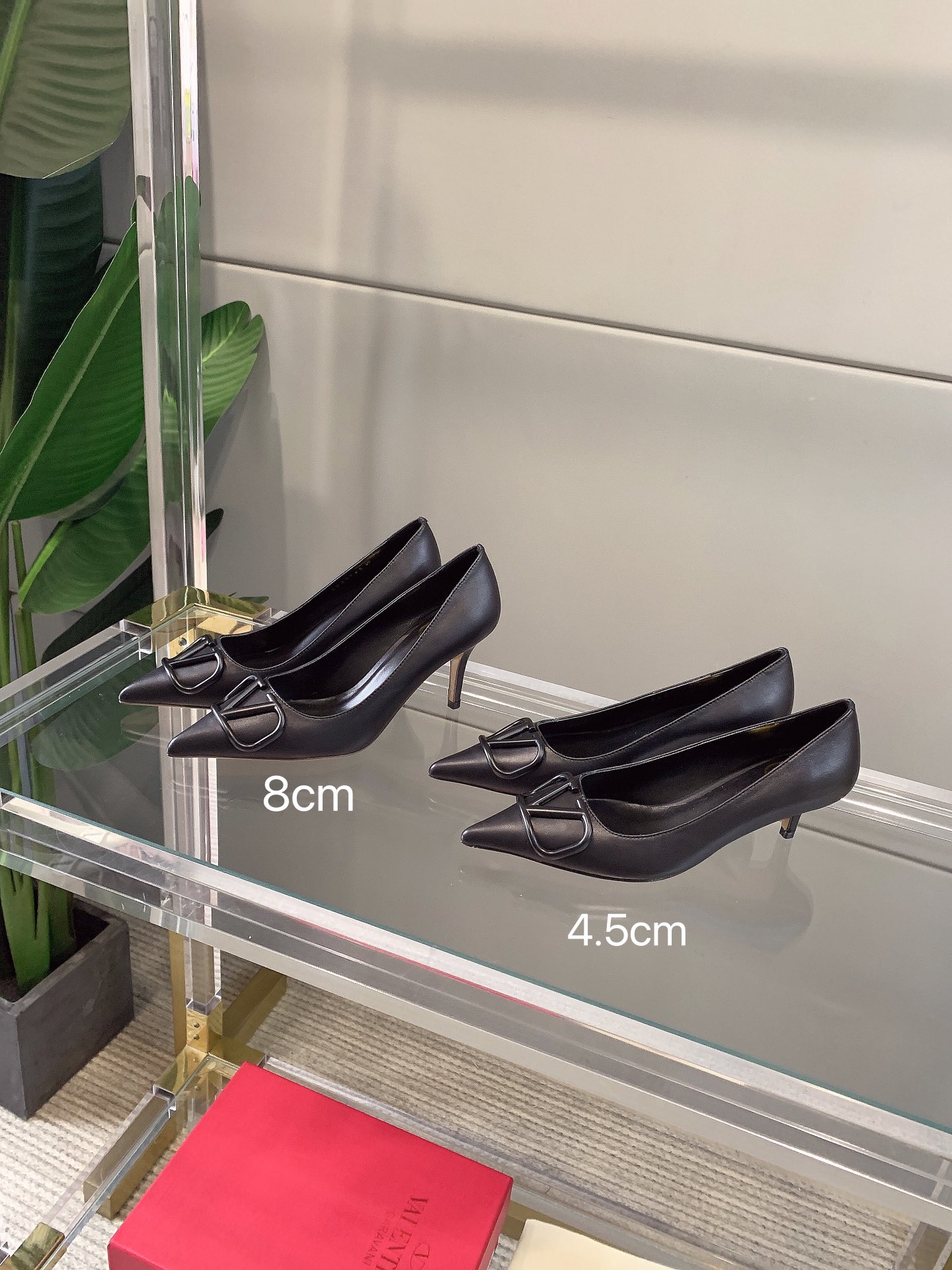 NO:468153,Sandals Single Shoes Valentin* V-button cowhide leather series!  Classic versatile model, original calfskin upper, inner footbed top mixed-bred sheepskin Italian leather outsole, heel height 4cm/4.5cm, 8cm, size 35-39 (40 custom made), high heels, valentino, sandals, high heels, cowhide, sheepskin, Leather soles19860909凉鞋 单鞋 Valentin* V扣牛皮系列！经典百搭款 鞋面原版小牛皮 内里垫脚顶级混种羊皮 意大利真皮大底 跟高4cm/4.5cm、8cm 码数35-39（40定做）,高跟鞋凉鞋,valentino,sandals,high heels,cowhide,sheepskin,Leather soles,Women's Shoes