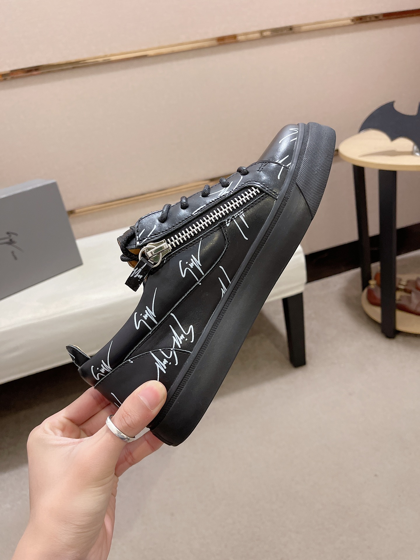 PRECIO DE FÁBRICA 340GIUSEPPE ZANOTTI / Giuseppe Zanotti, nacido en el famoso reino del lujo de Ital