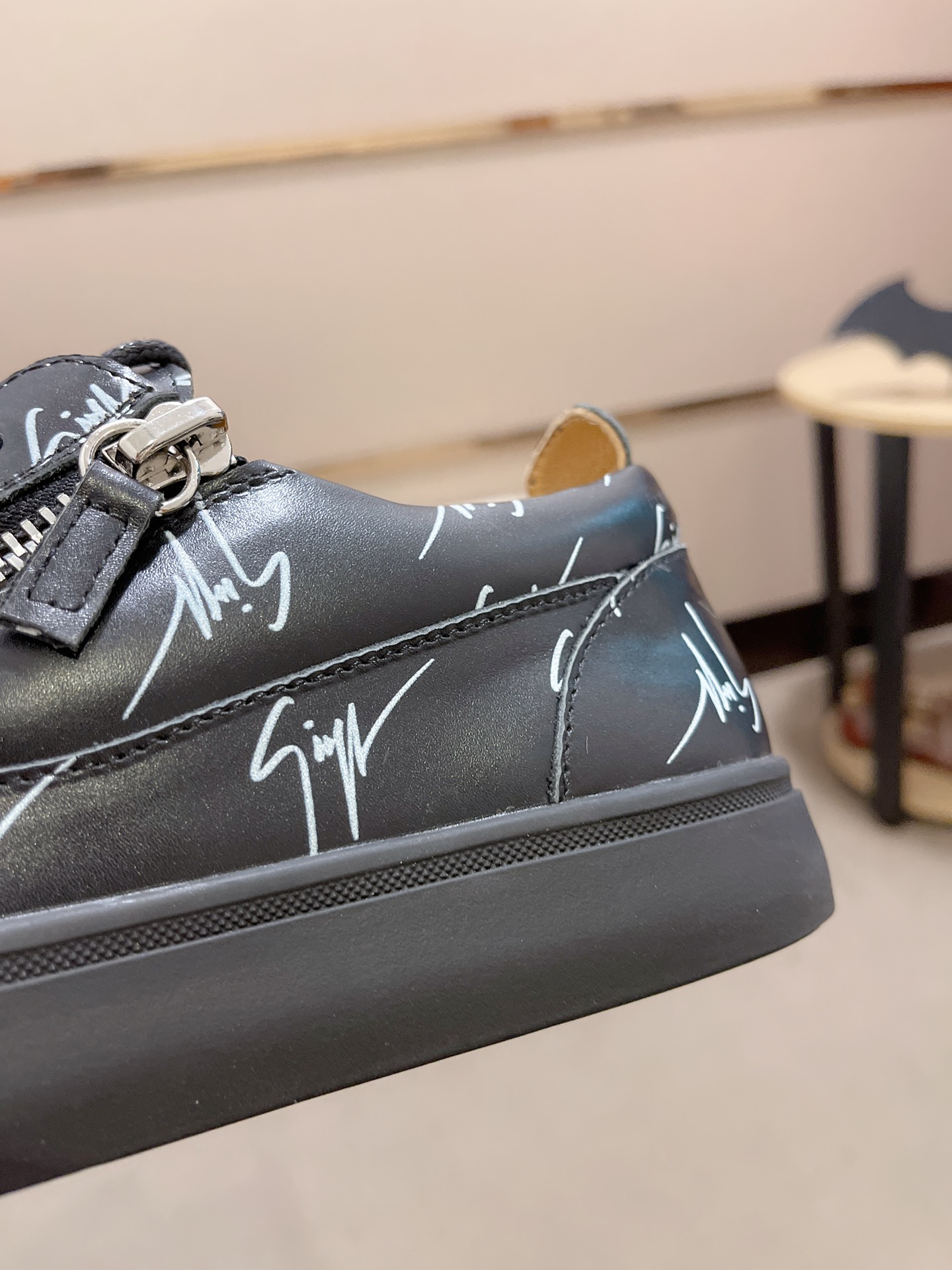 PRECIO DE FÁBRICA 340GIUSEPPE ZANOTTI / Giuseppe Zanotti, nacido en el famoso reino del lujo de Ital