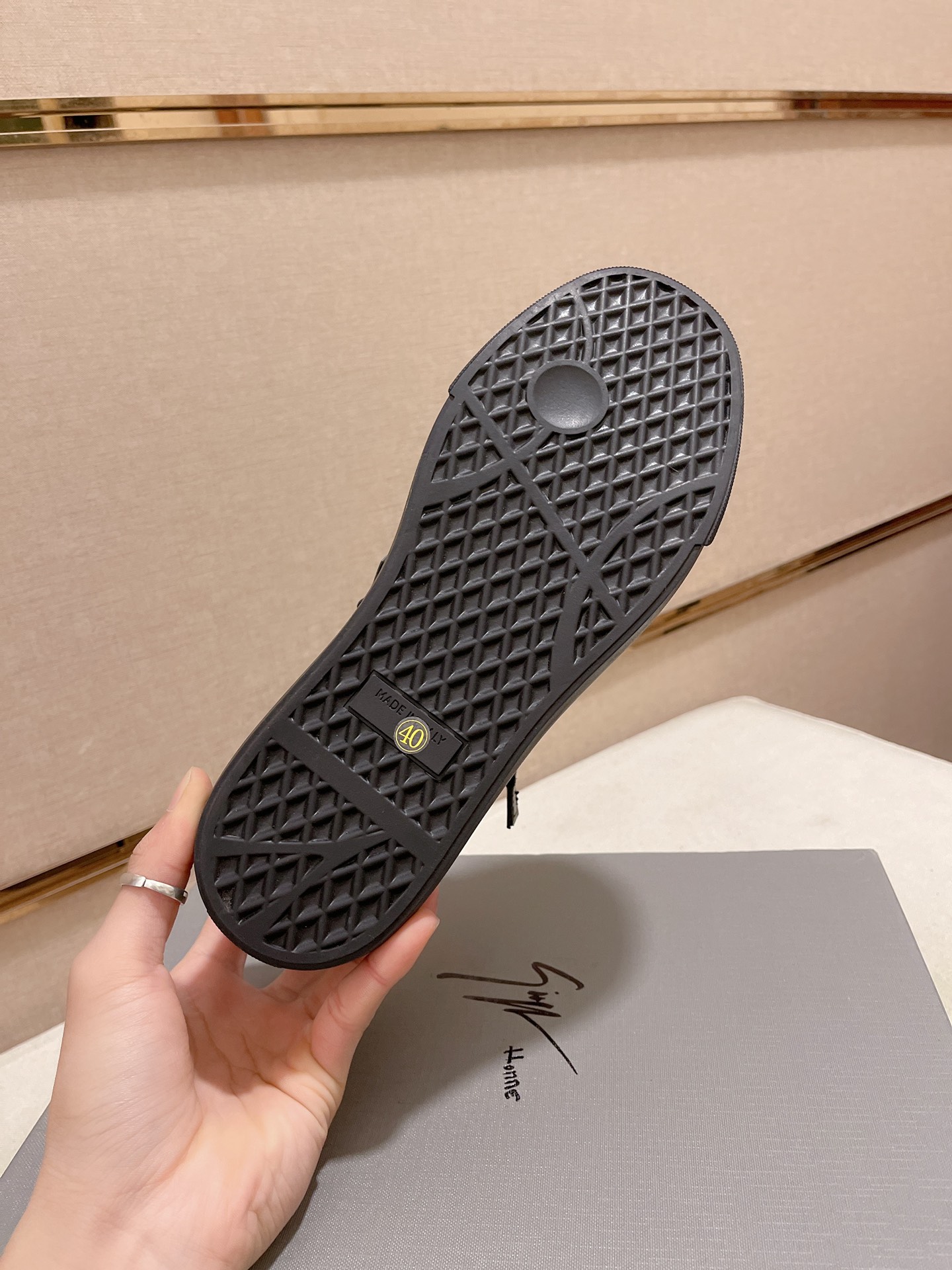 PRECIO DE FÁBRICA 340GIUSEPPE ZANOTTI / Giuseppe Zanotti, nacido en el famoso reino del lujo de Ital