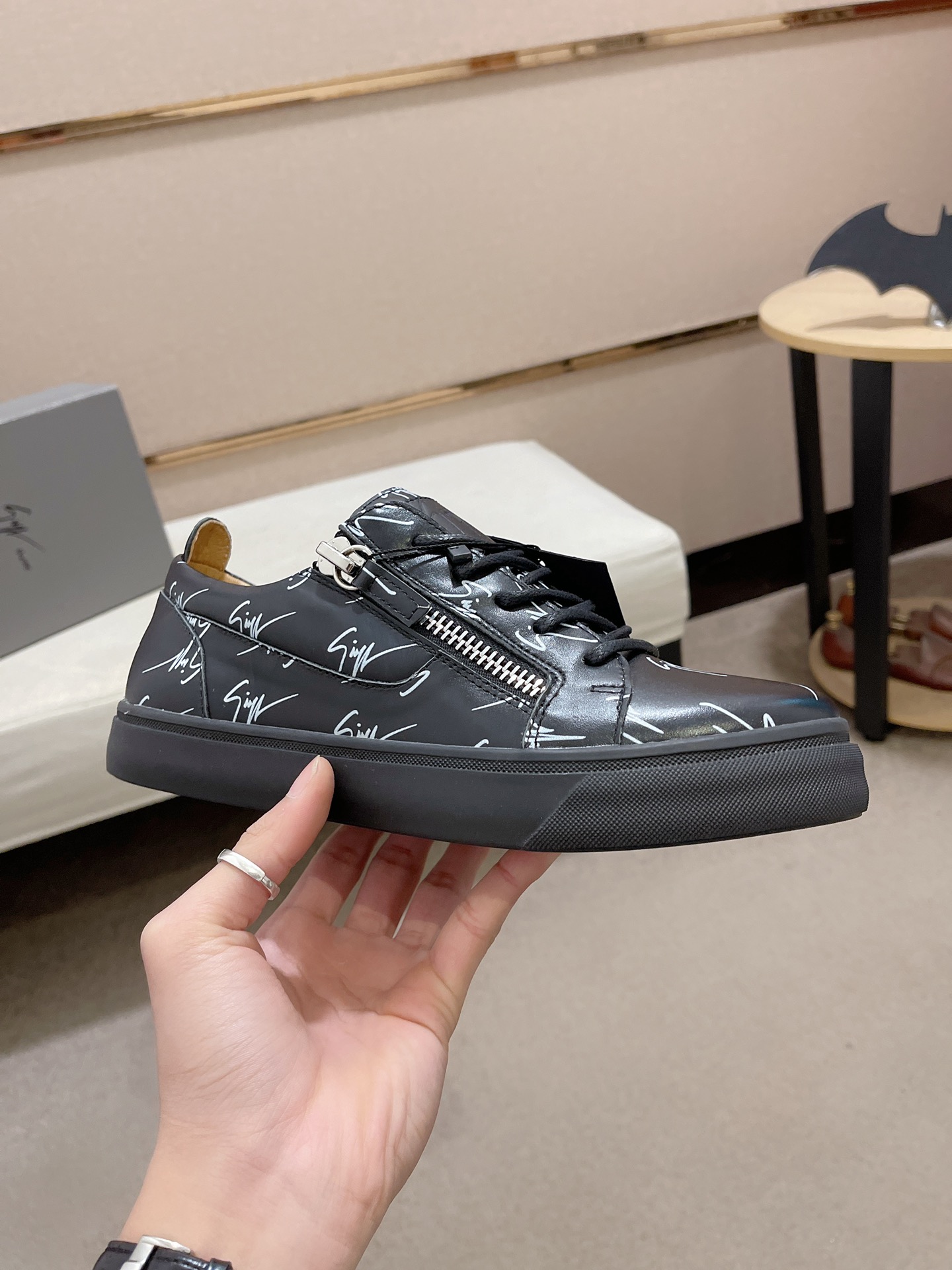 PRECIO DE FÁBRICA 340GIUSEPPE ZANOTTI / Giuseppe Zanotti, nacido en el famoso reino del lujo de Ital