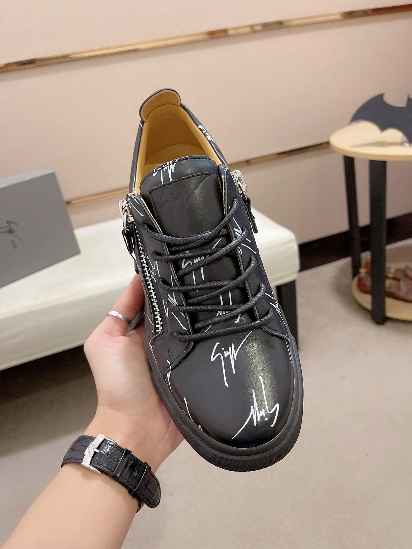 PRECIO DE FÁBRICA 340GIUSEPPE ZANOTTI / Giuseppe Zanotti, nacido en el famoso reino del lujo de Ital