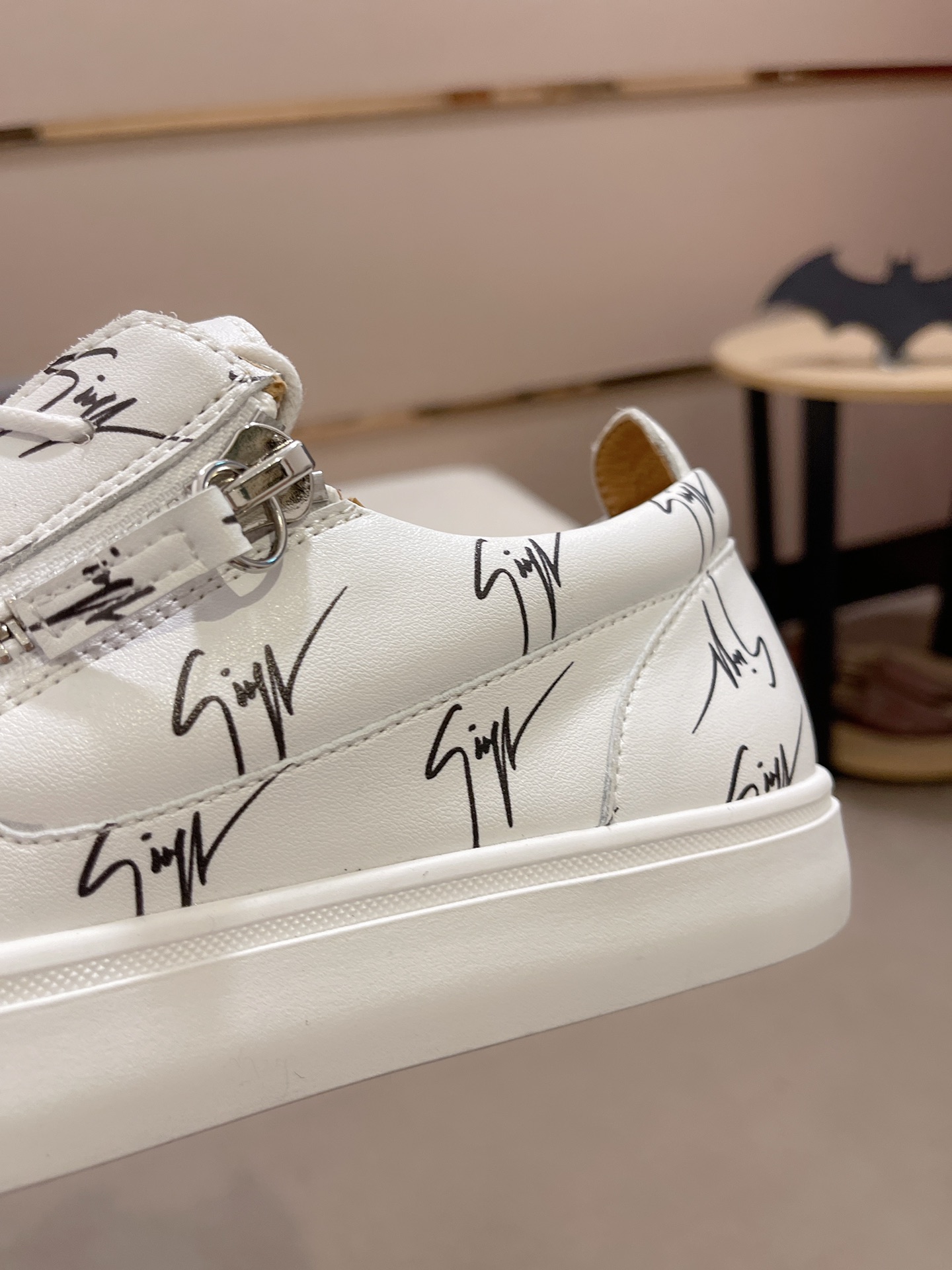 PRECIO DE FÁBRICA 340GIUSEPPE ZANOTTI / Giuseppe Zanotti, nacido en el famoso reino del lujo de Ital