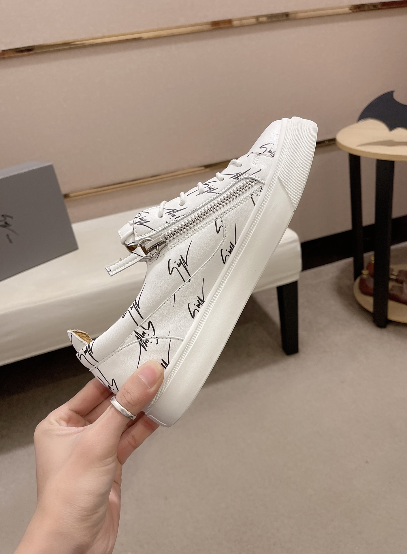 PRECIO DE FÁBRICA 340GIUSEPPE ZANOTTI / Giuseppe Zanotti, nacido en el famoso reino del lujo de Ital