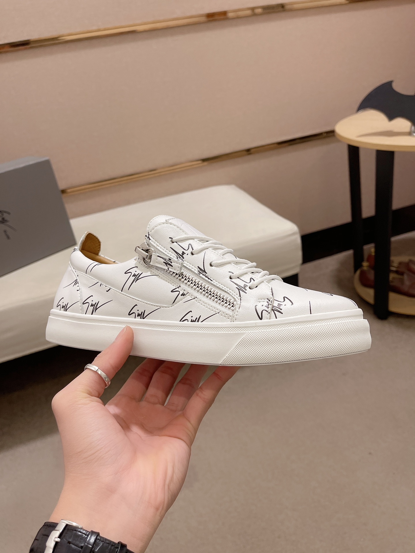 PRECIO DE FÁBRICA 340GIUSEPPE ZANOTTI / Giuseppe Zanotti, nacido en el famoso reino del lujo de Ital