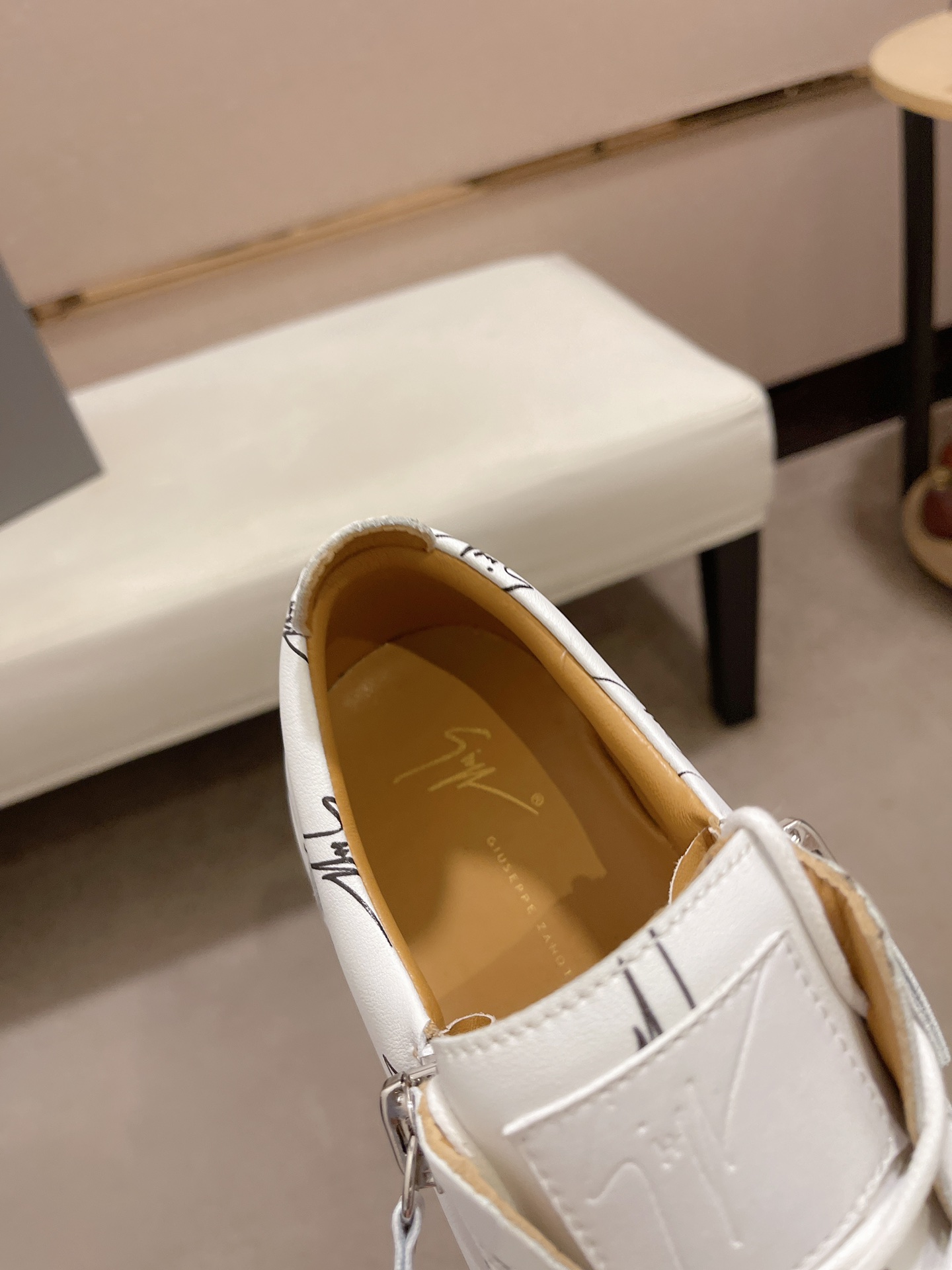 PRECIO DE FÁBRICA 340GIUSEPPE ZANOTTI / Giuseppe Zanotti, nacido en el famoso reino del lujo de Ital