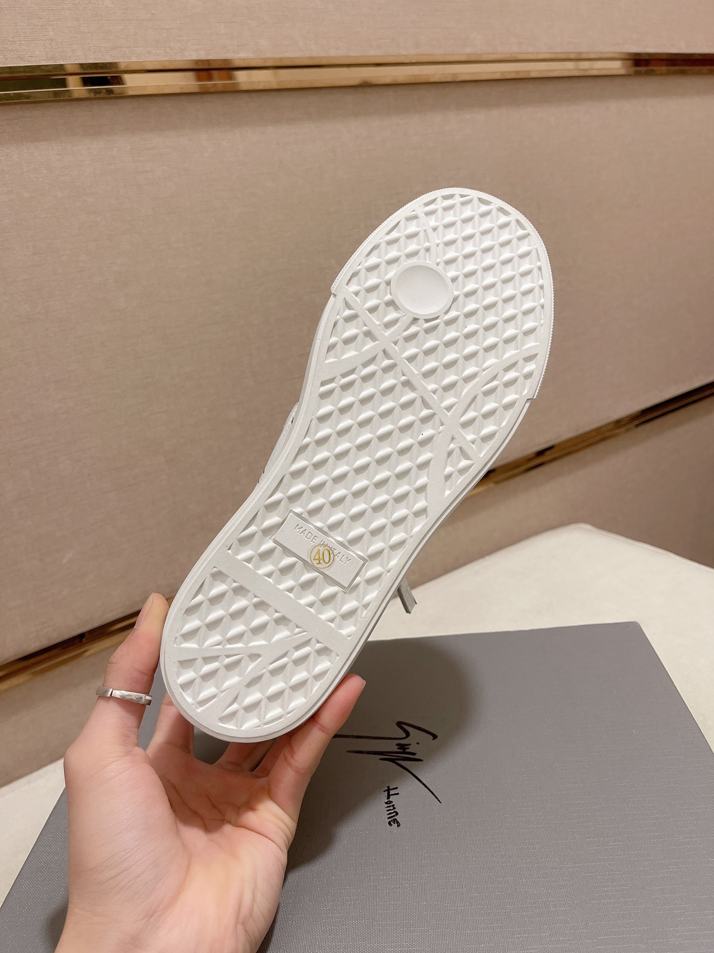 PRECIO DE FÁBRICA 340GIUSEPPE ZANOTTI / Giuseppe Zanotti, nacido en el famoso reino del lujo de Ital
