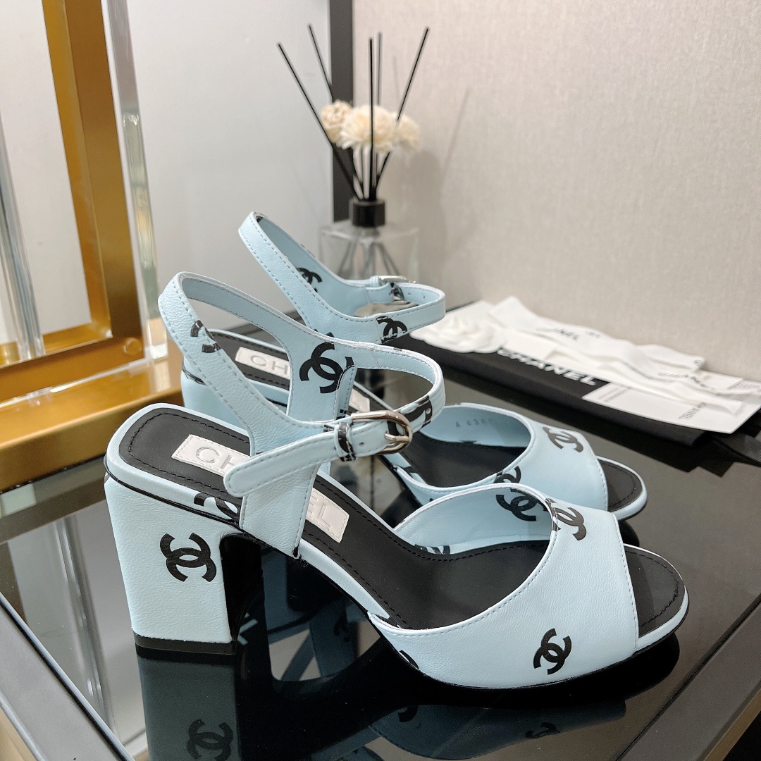 J0   Chanel 香奈儿，小香2022春夏最美凉鞋，没有之一呀不规则印花望知悉今年的走秀款，满满复古高级感，越看越好看鞋面和内里材质进口混种羊皮做小香logo打印，意大利进口大底三个高度 ：3.5cm、6.5cm、7.5cm标准码：35-40