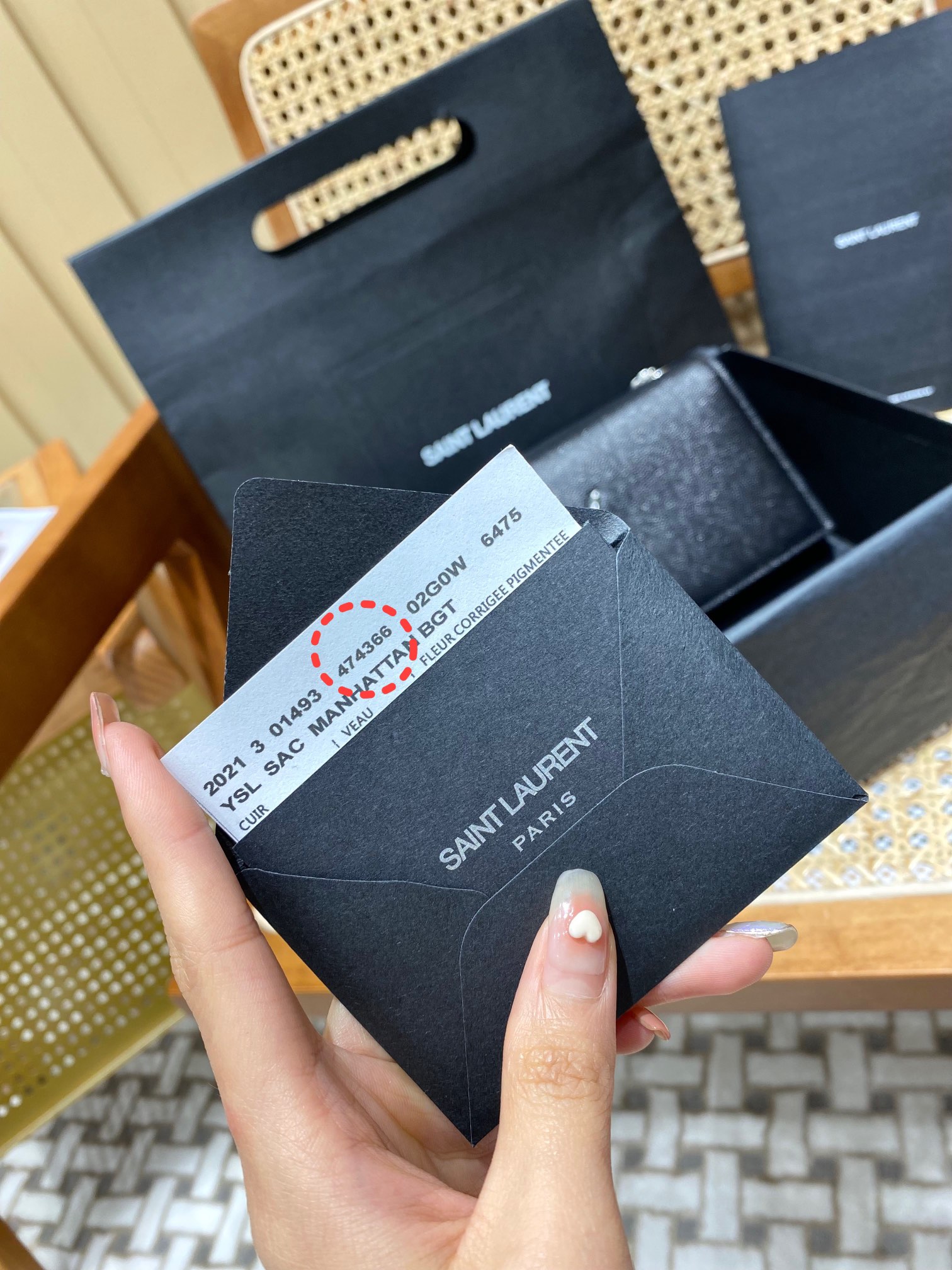YSL 𝐊𝐚𝐭𝐞 20𝐜𝐦 鱼子酱流苏链条包 474366黑色/银扣