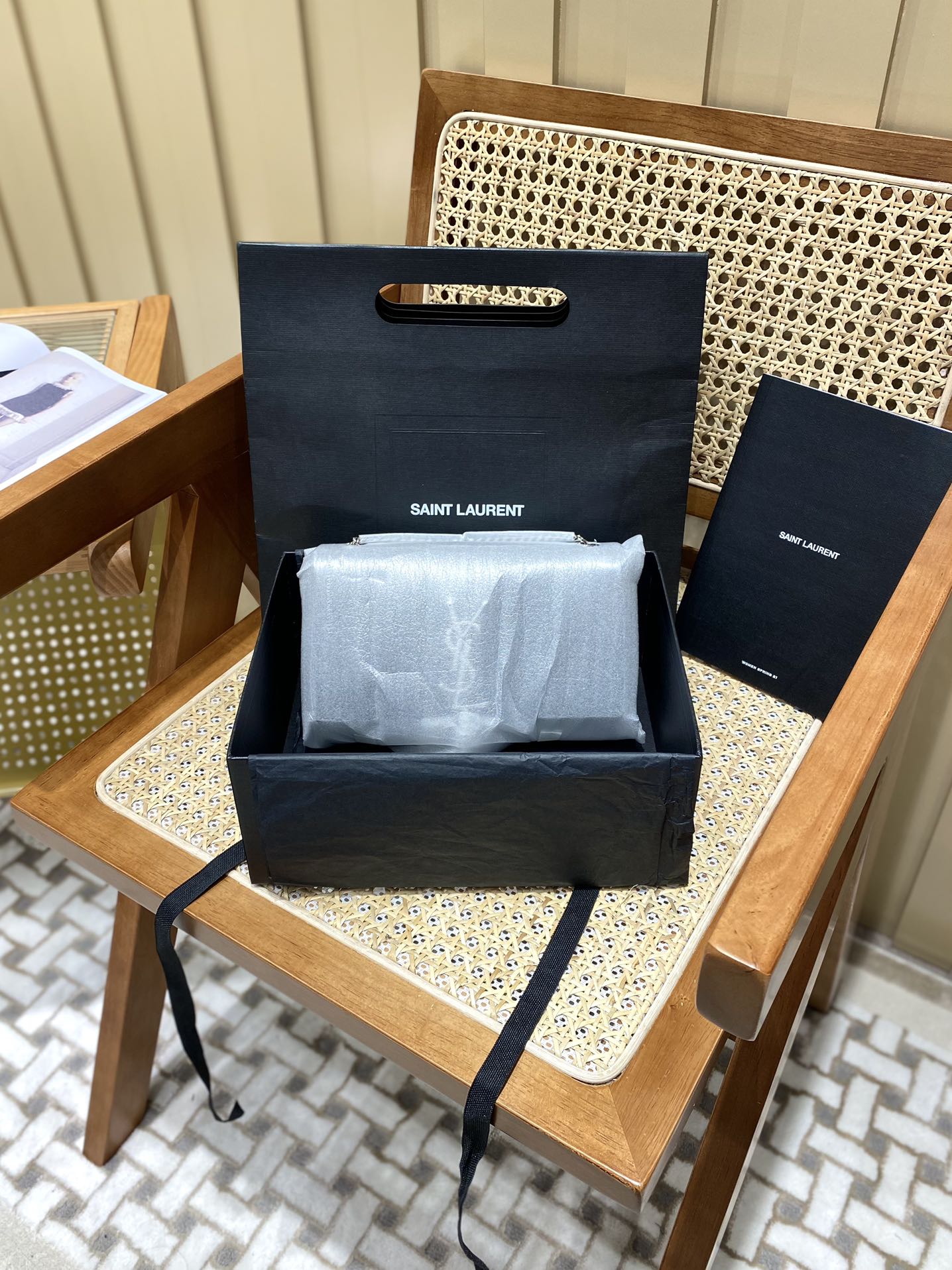 YSL 𝐊𝐚𝐭𝐞 20𝐜𝐦 鱼子酱流苏链条包 474366黑色/银扣