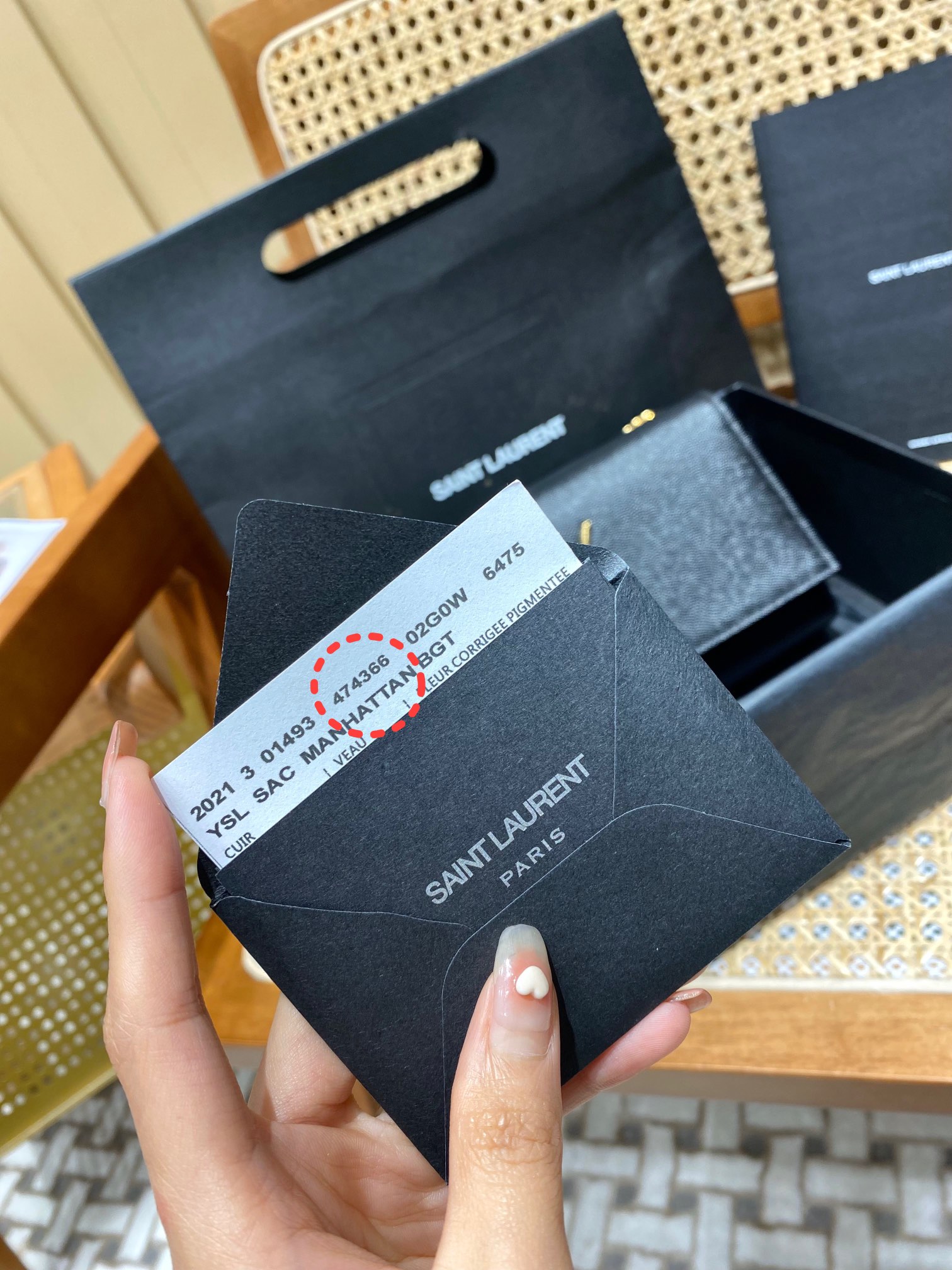 YSL 𝐊𝐚𝐭𝐞 20𝐜𝐦 鱼子酱流苏链条包 474366黑色/金扣