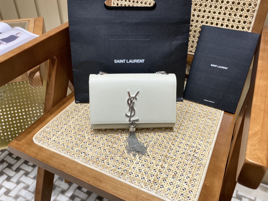 YSL 𝐊𝐚𝐭𝐞 20𝐜𝐦 球纹流苏链条包 474366白色/银扣