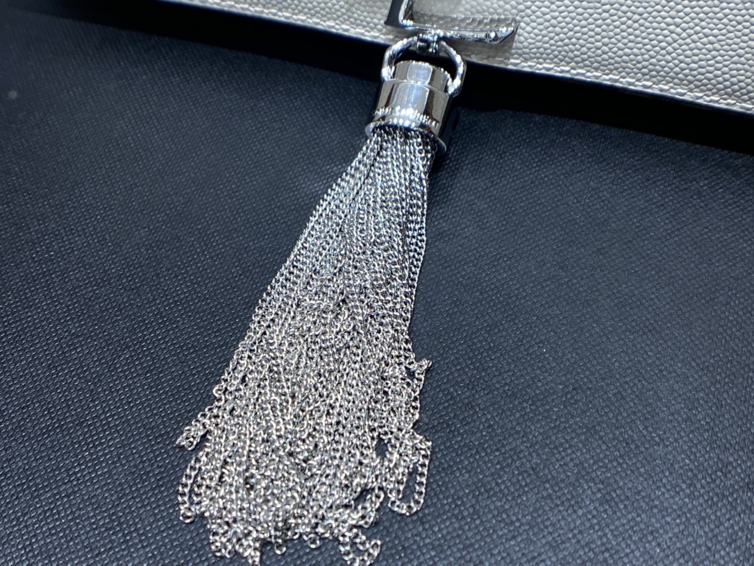 YSL 𝐊𝐚𝐭𝐞 20𝐜𝐦 球纹流苏链条包 474366白色/银扣