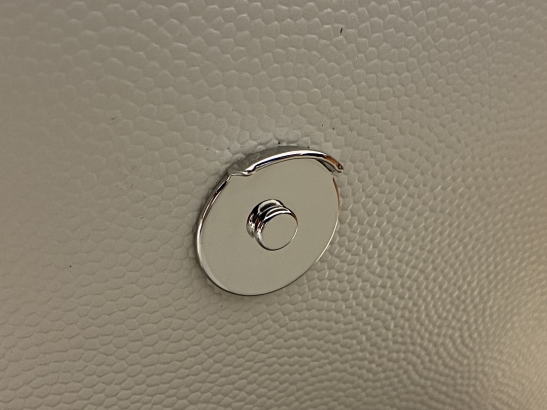 YSL 𝐊𝐚𝐭𝐞 20𝐜𝐦 球纹流苏链条包 474366白色/银扣