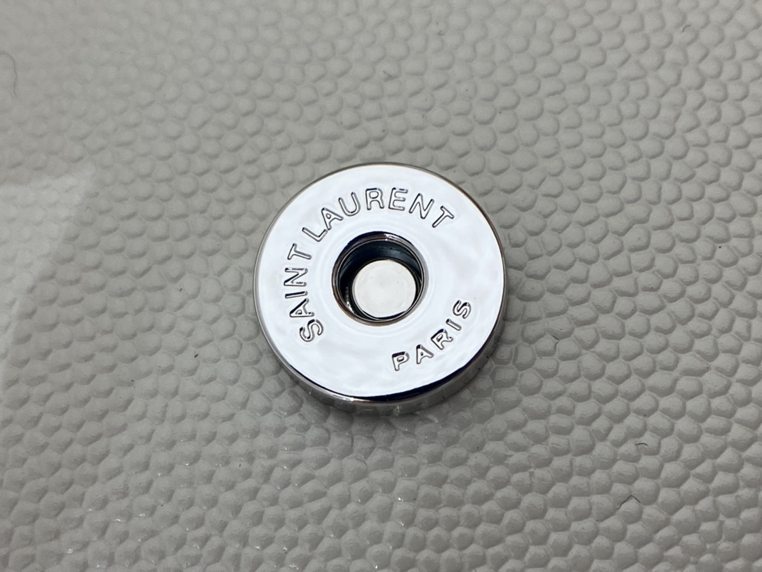 YSL 𝐊𝐚𝐭𝐞 20𝐜𝐦 球纹流苏链条包 474366白色/银扣