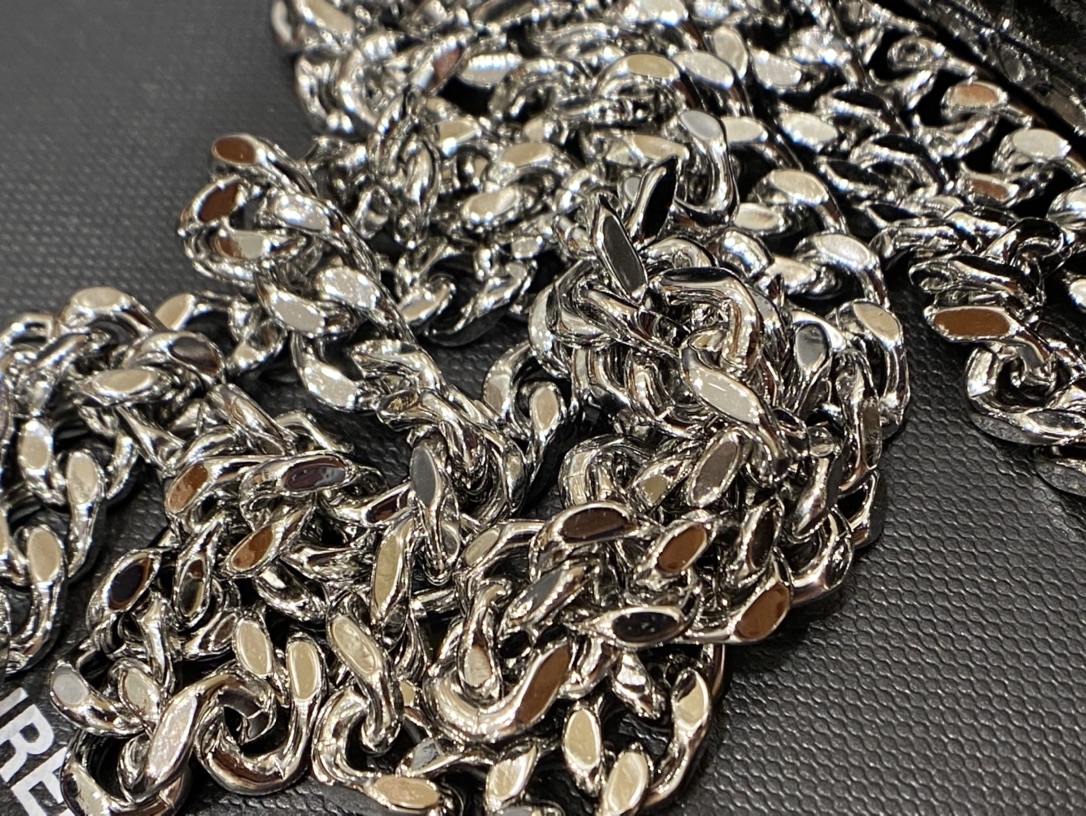 YSL 𝐊𝐚𝐭𝐞 20𝐜𝐦 球纹流苏链条包 474366白色/银扣