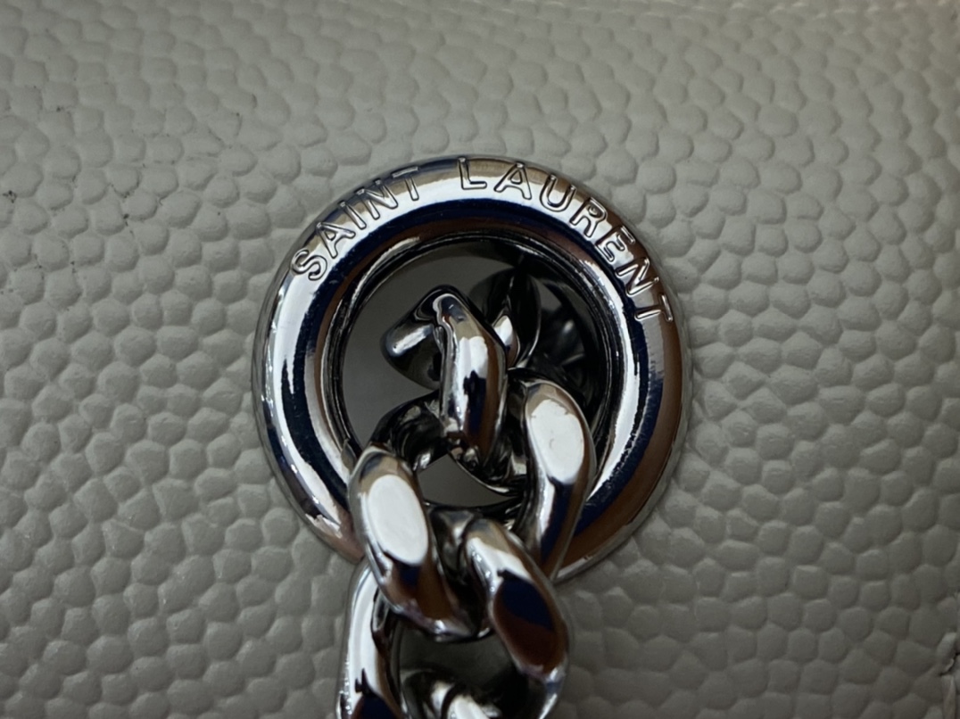 YSL 𝐊𝐚𝐭𝐞 20𝐜𝐦 球纹流苏链条包 474366白色/银扣