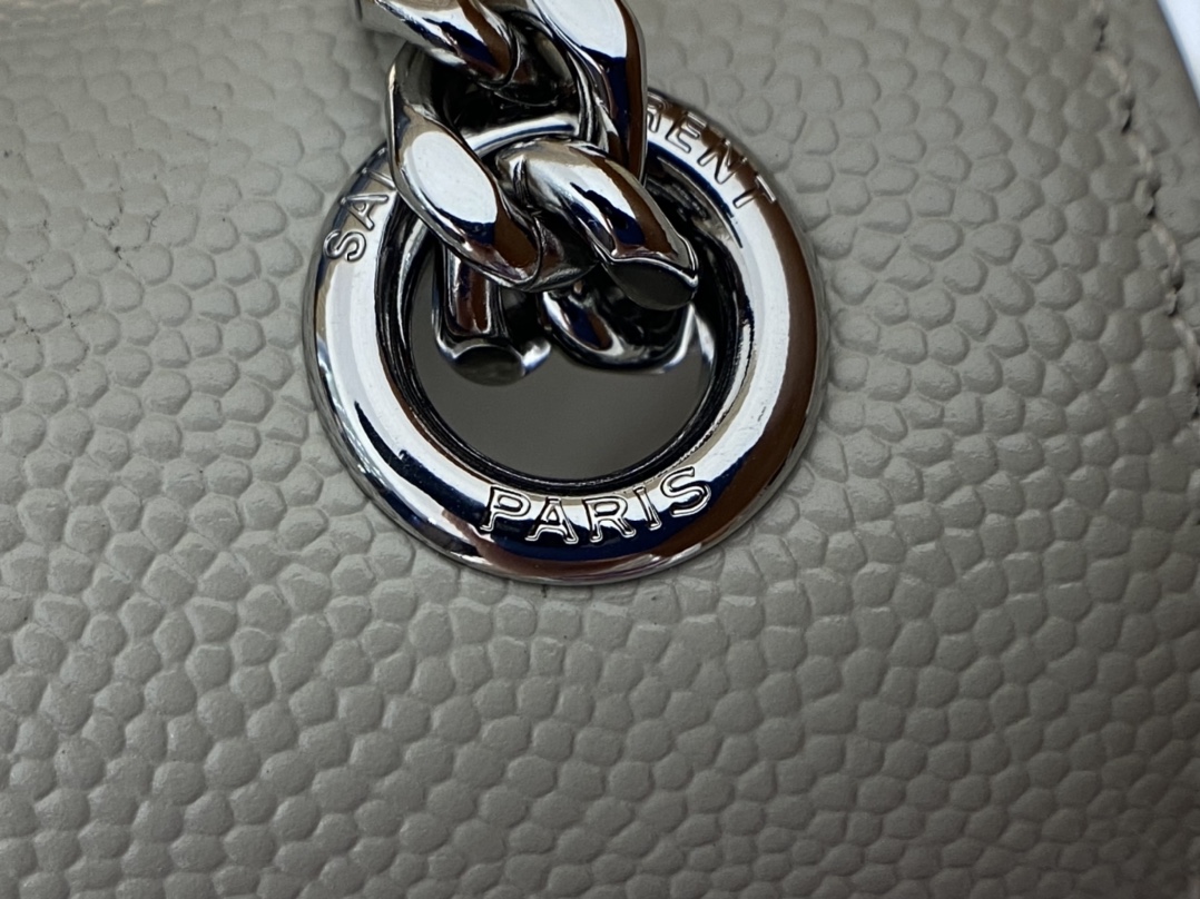 YSL 𝐊𝐚𝐭𝐞 20𝐜𝐦 球纹流苏链条包 474366白色/银扣